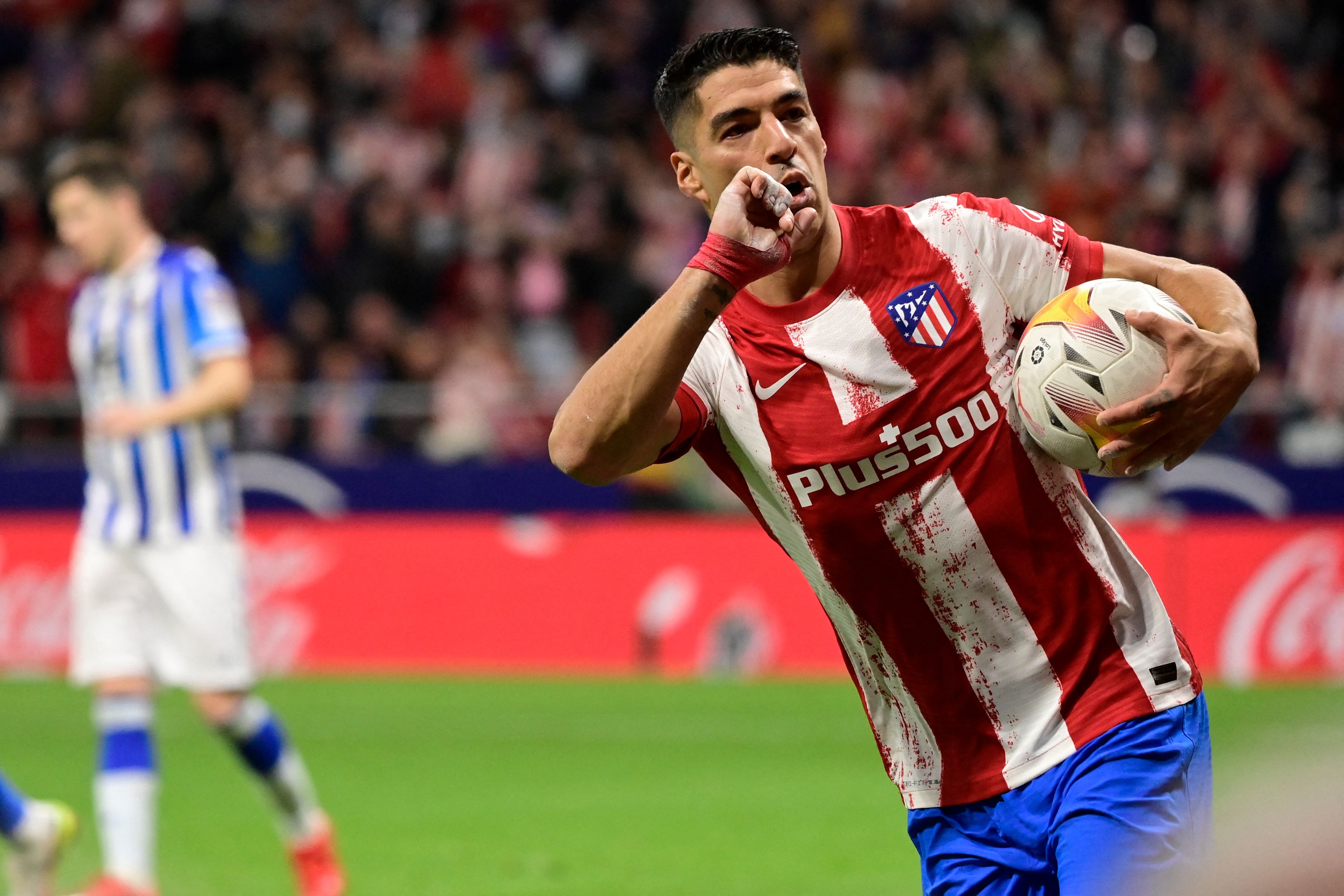 Penyerang Atletico Madrid Luis Suarez melakukan selebrasi usai mencetak gol ke gawang Real Sociedad.