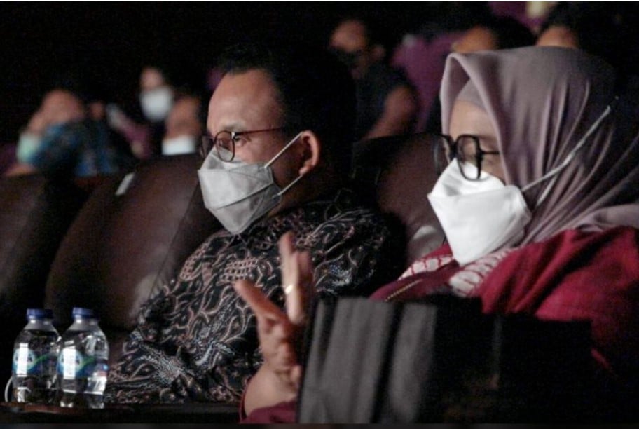 Gubernur DKI Jakarta Anies Baswedan dan istri, Fery Farhati, menonton film Nussa di Epicentrum XXI, Selasa (26/10).