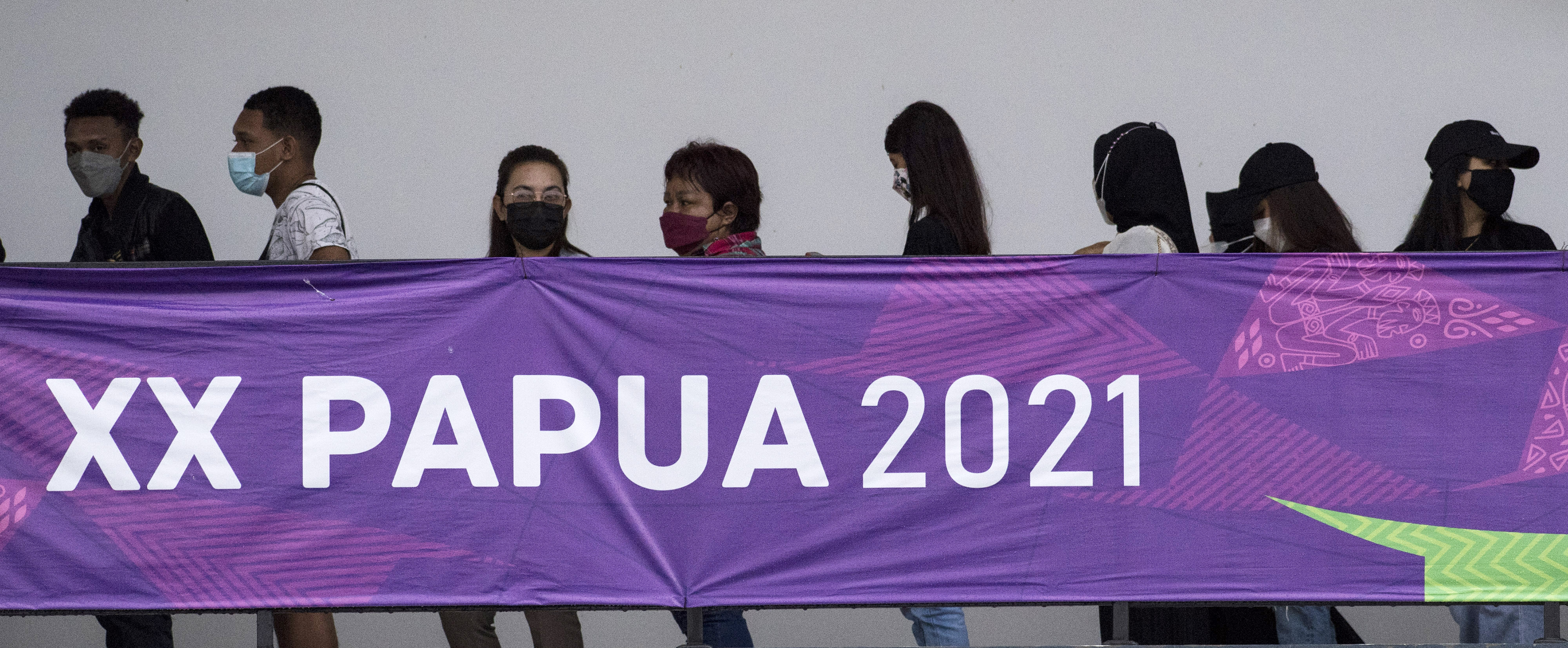 Warga mengantre untuk menonton pertandingan Basket Putra 5x5 PON XX Papua di Gor Mimika Sport Complex.