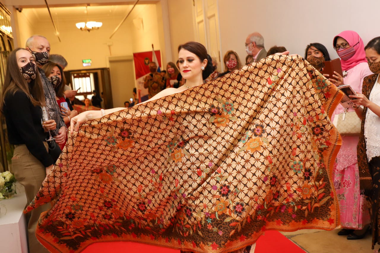 Pameran batik KBRI Moskow dengan tema “Pesona Batik Indonesia” pada 3 Oktober 2021 di All-Russian Decorative Art Museum, Moskow, Rusia.