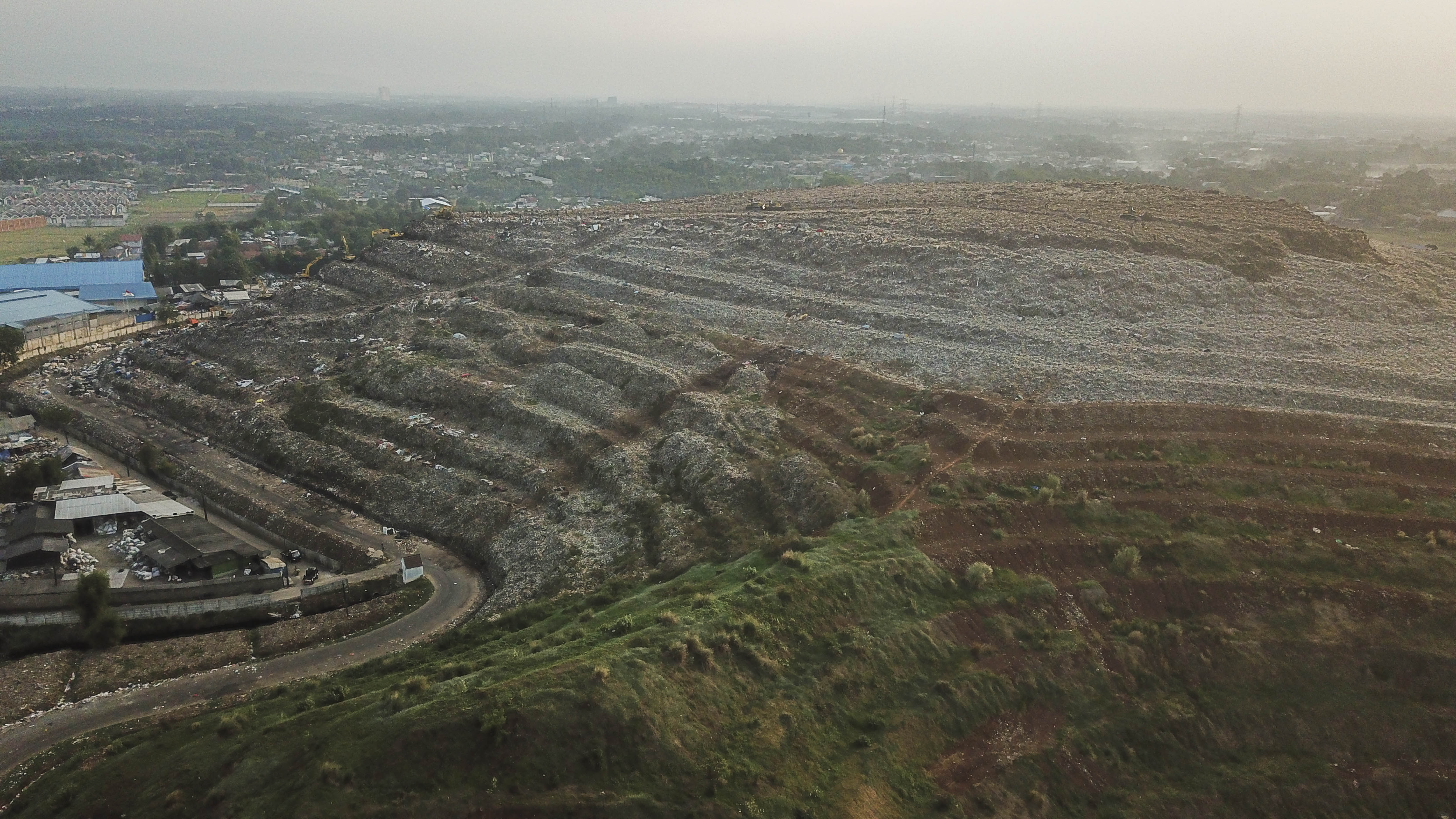 Foto udara TPST (Tempat Pembuangan Sampah Terpadu) Bantargebang, Bekasi, Jawa Barat.