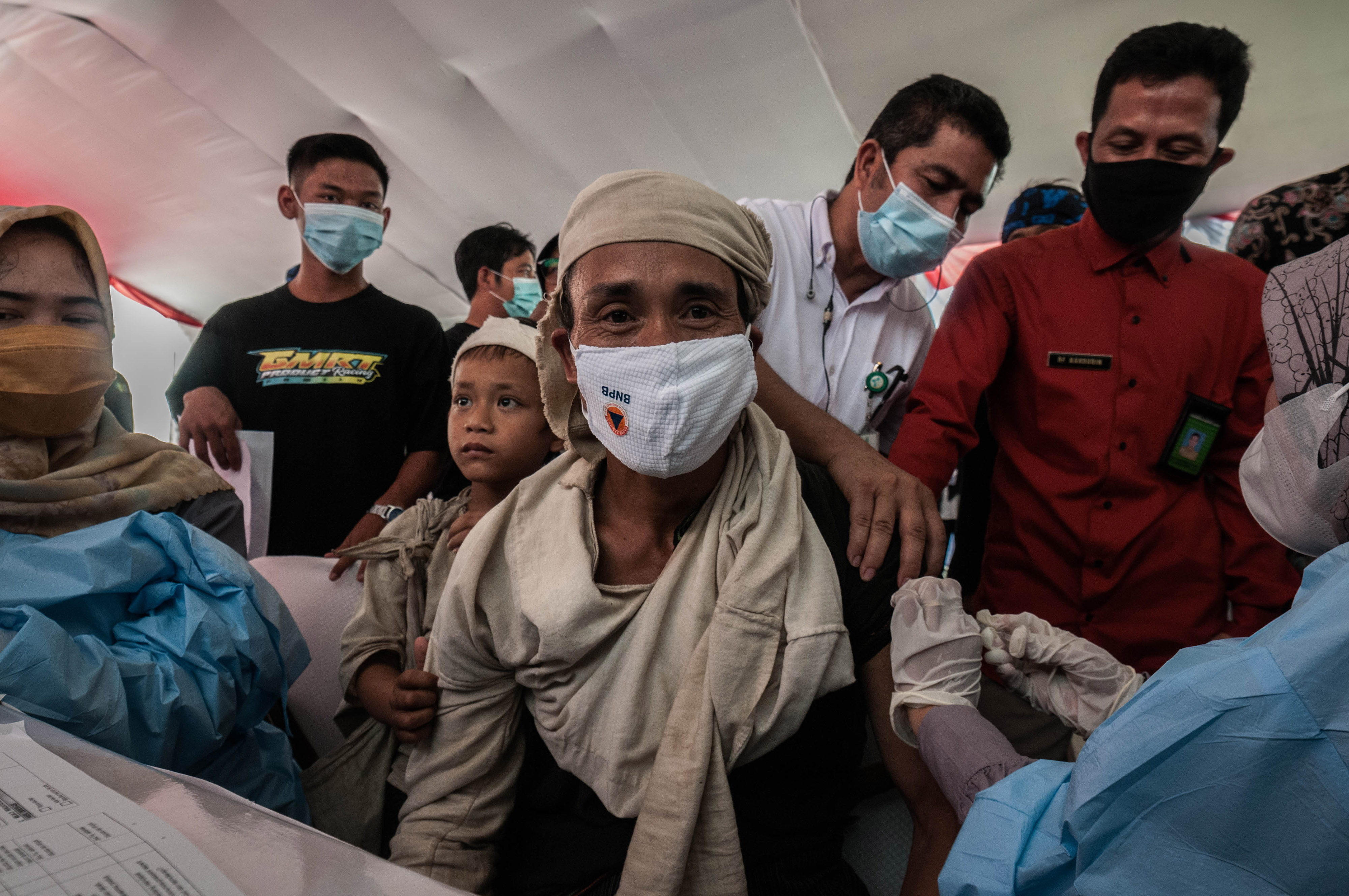 Petugas kesehatan menyuntikkan vaksin Covid-19 kepada warga Suku Baduy Dalam di Ciboleger, Lebak, Banten, Kamis (14/10).