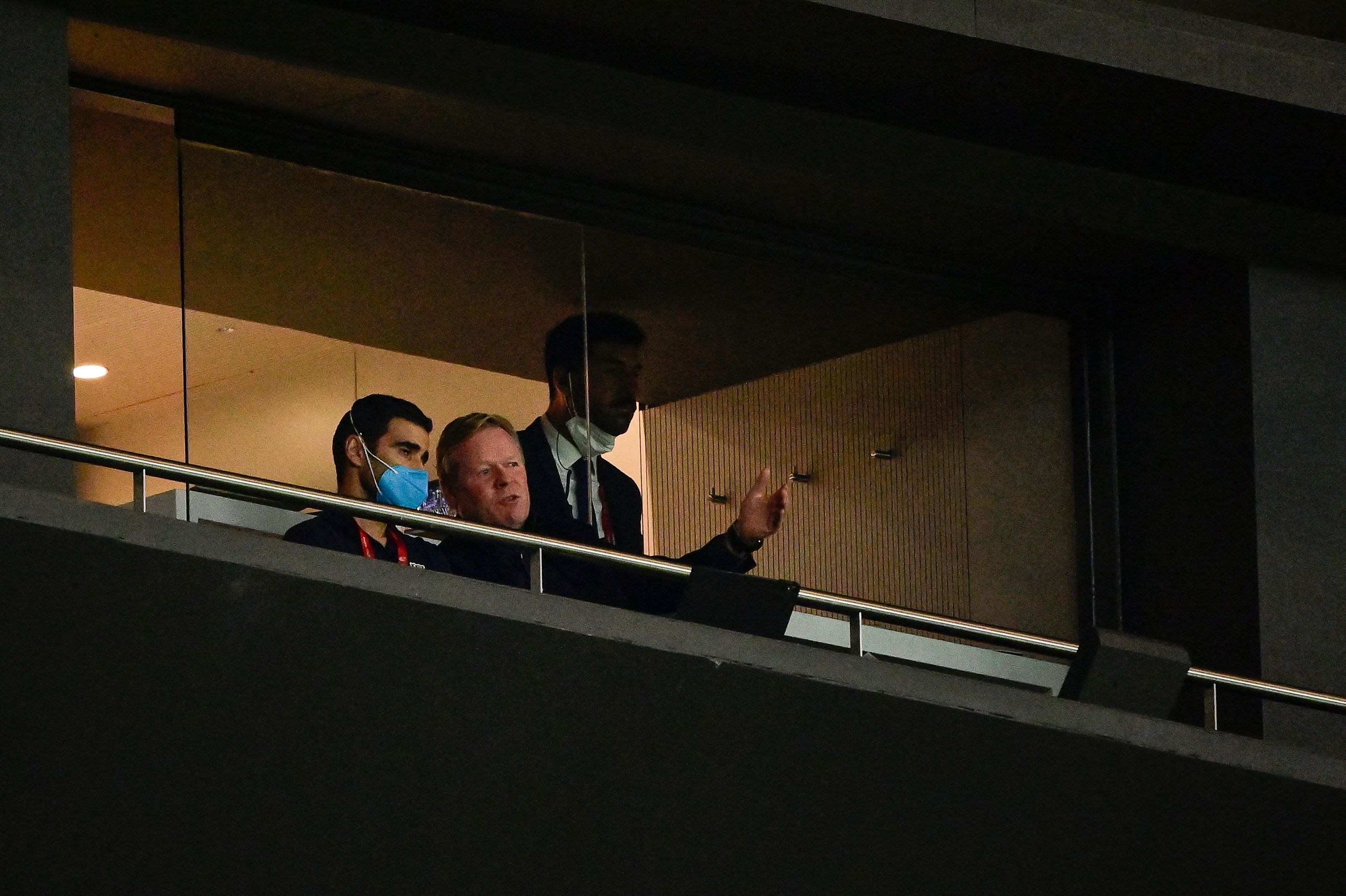 Pelatih Barcelona Ronald Koeman menyaksikan laga La Liga di markas Atletico Madrid dari bangku penonton.