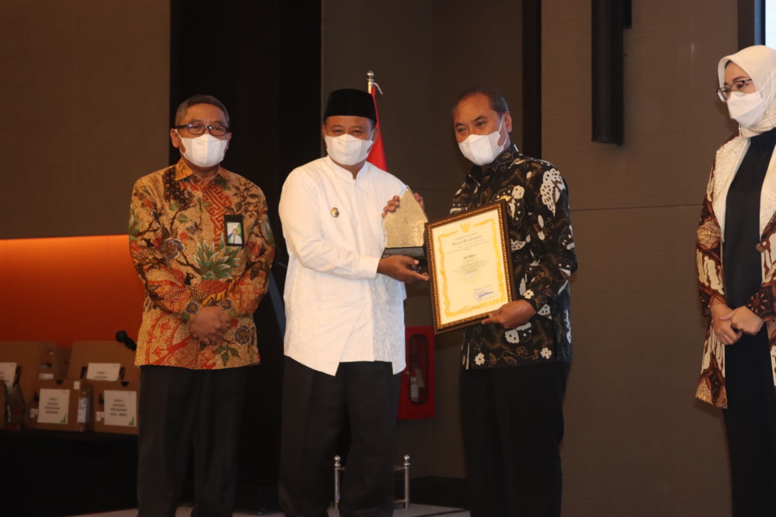 Wakil Gubernur Jawa Barat UU Ruzhanul Ulum menyerahkan penghargaan yang diterima langsung oleh Asisten Pemerintahan Setda Kota Bekasi Yudi,