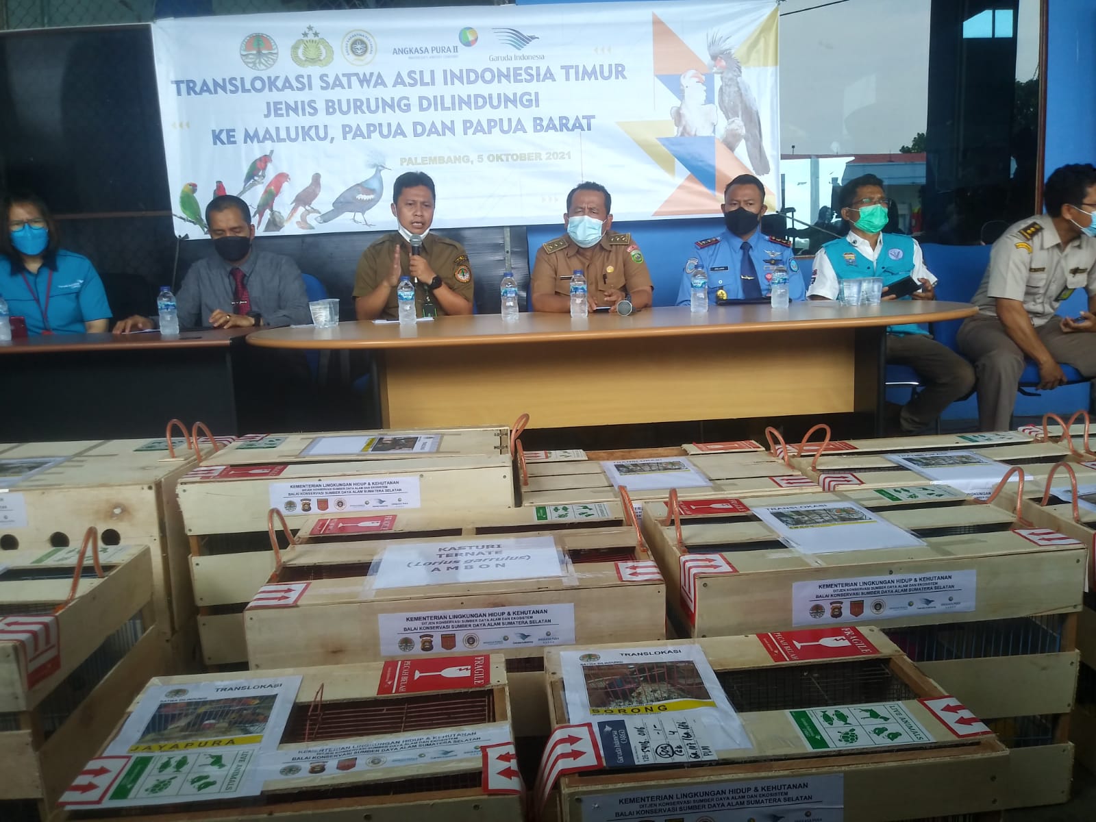 Rilis BKSDA Sumsel bersama Polda Sumsel terkait proses translokasi satwa dilindungi di Kargo Bandara SMB II Palembang, Selasa (5/10).