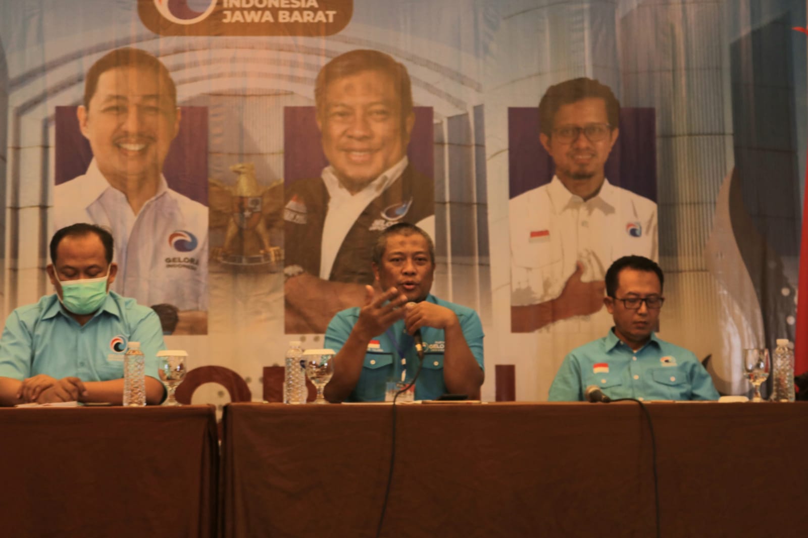 Ketua Partai Gelora Jawa Barat, Haris Yuliana (tengah)