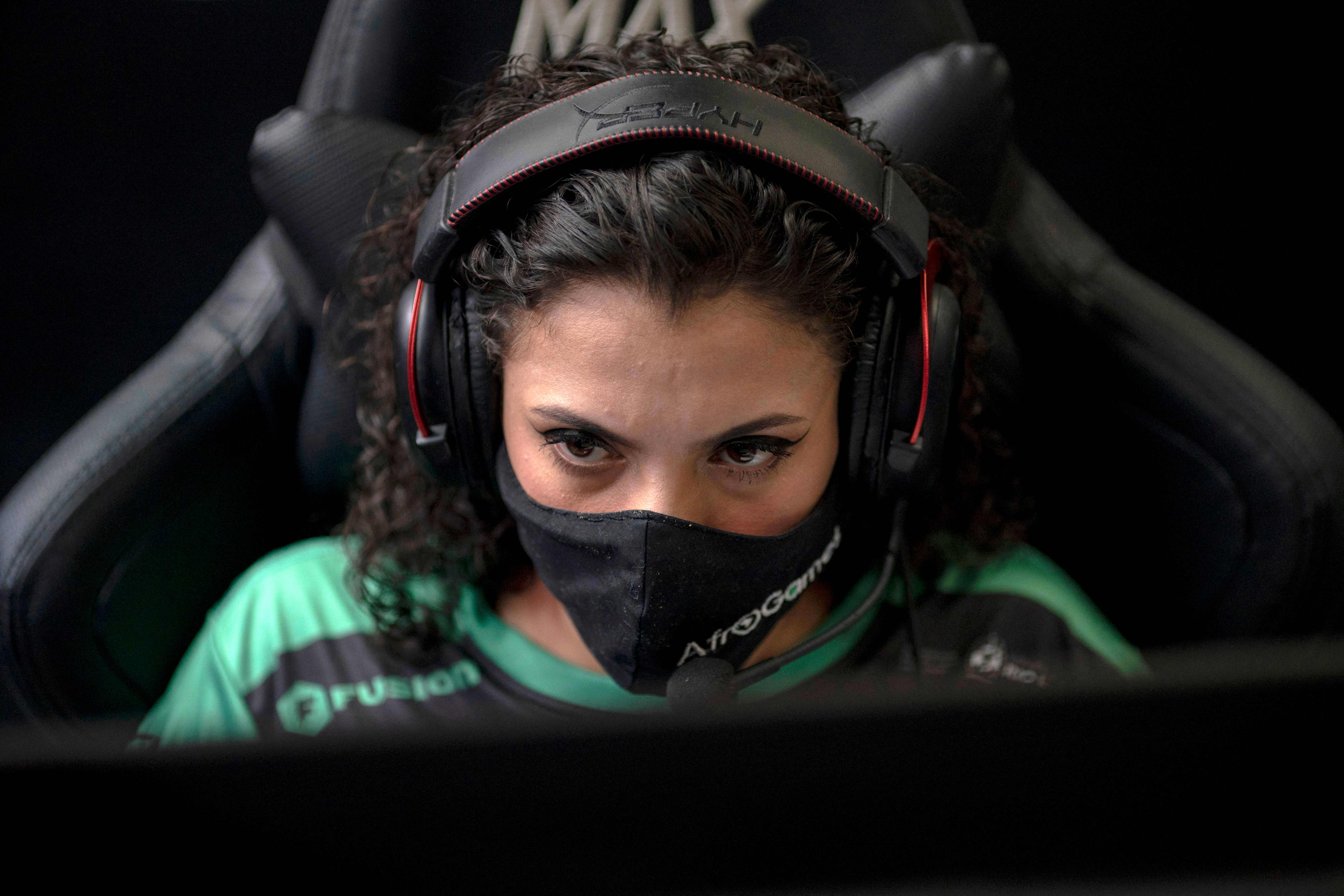 Atlet e-sport perempuan, Gabriela Ferreira, 19, saat tampil pada sebuah turnamen e-sport di Rio de Janeiro, Brasil, beberapa waktu lalu.