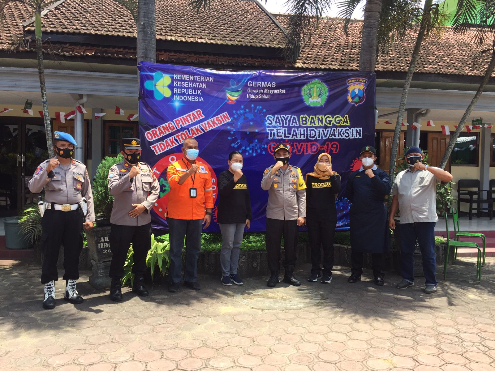 Poltekkes Malang bersama Polres Trenggalek seusai melakukan vaksinasi massal