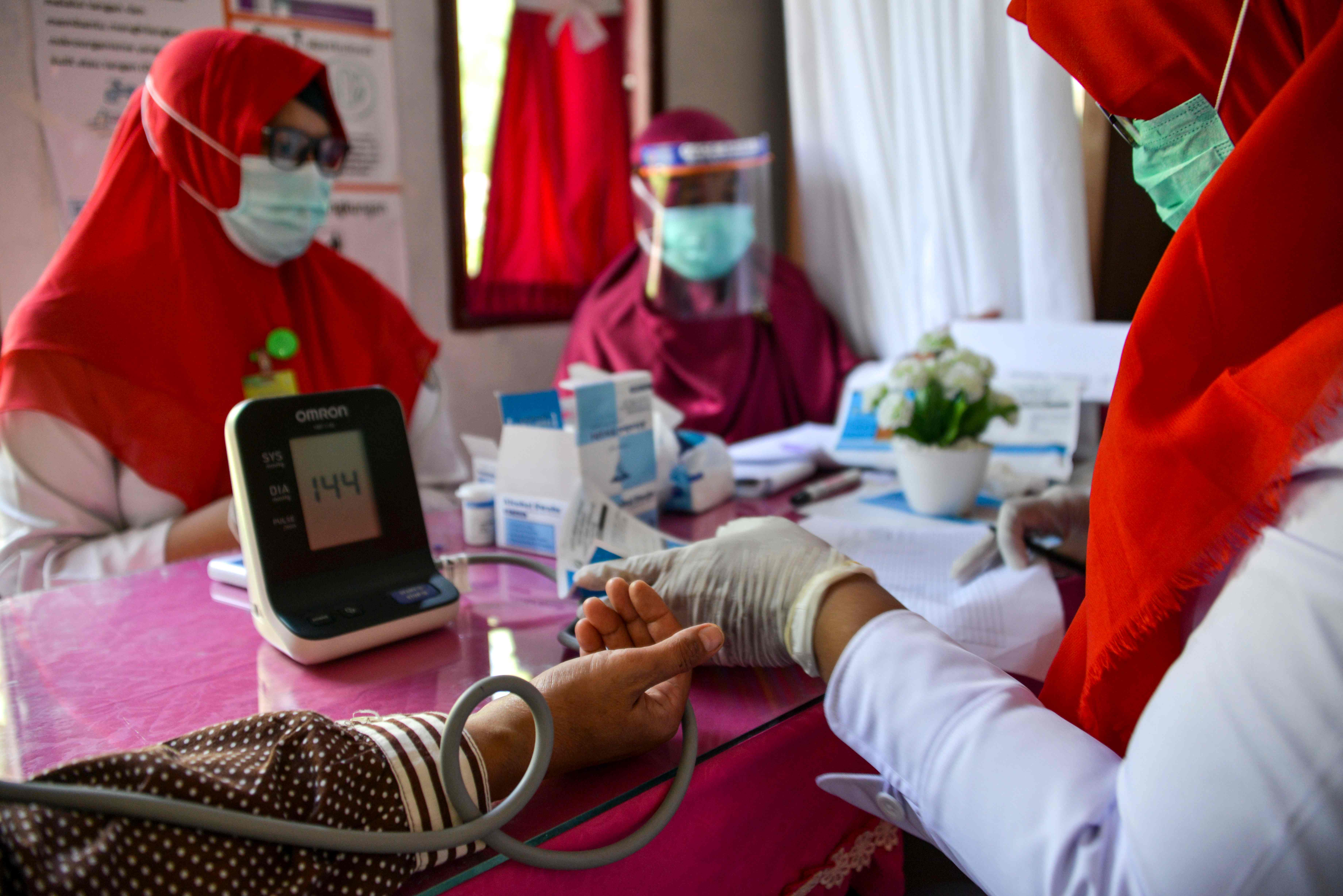 Seorang wanita menjalani pemeriksaan kesehatan di Banda Aceh.