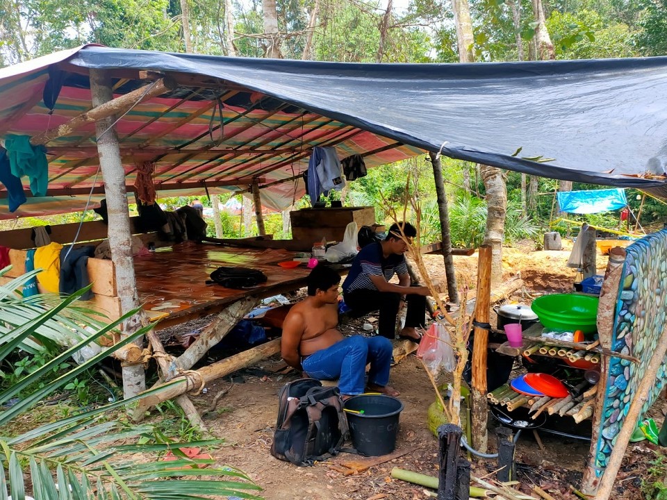 Satu dari tiga penambang minyak mentah ilegal di Desa Danau Embat, Kecamatan Marosebo Ilir, Kabupaten Batanghari, Jambi, yang dibekuk.