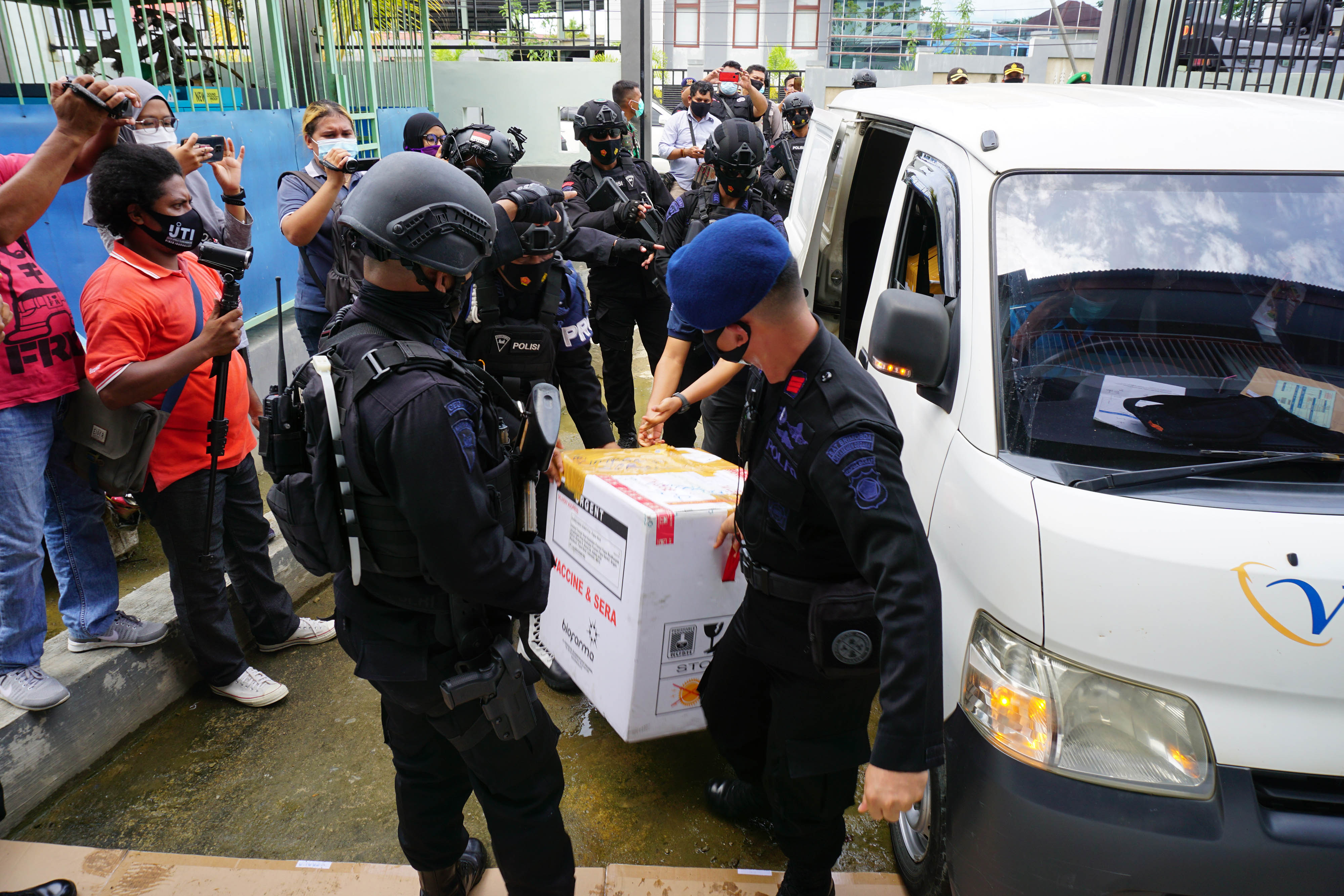 Petugas membawa paket berisi vaksin COVID-19 buatan Sinovac di Kota Sorong, Papua Barat.