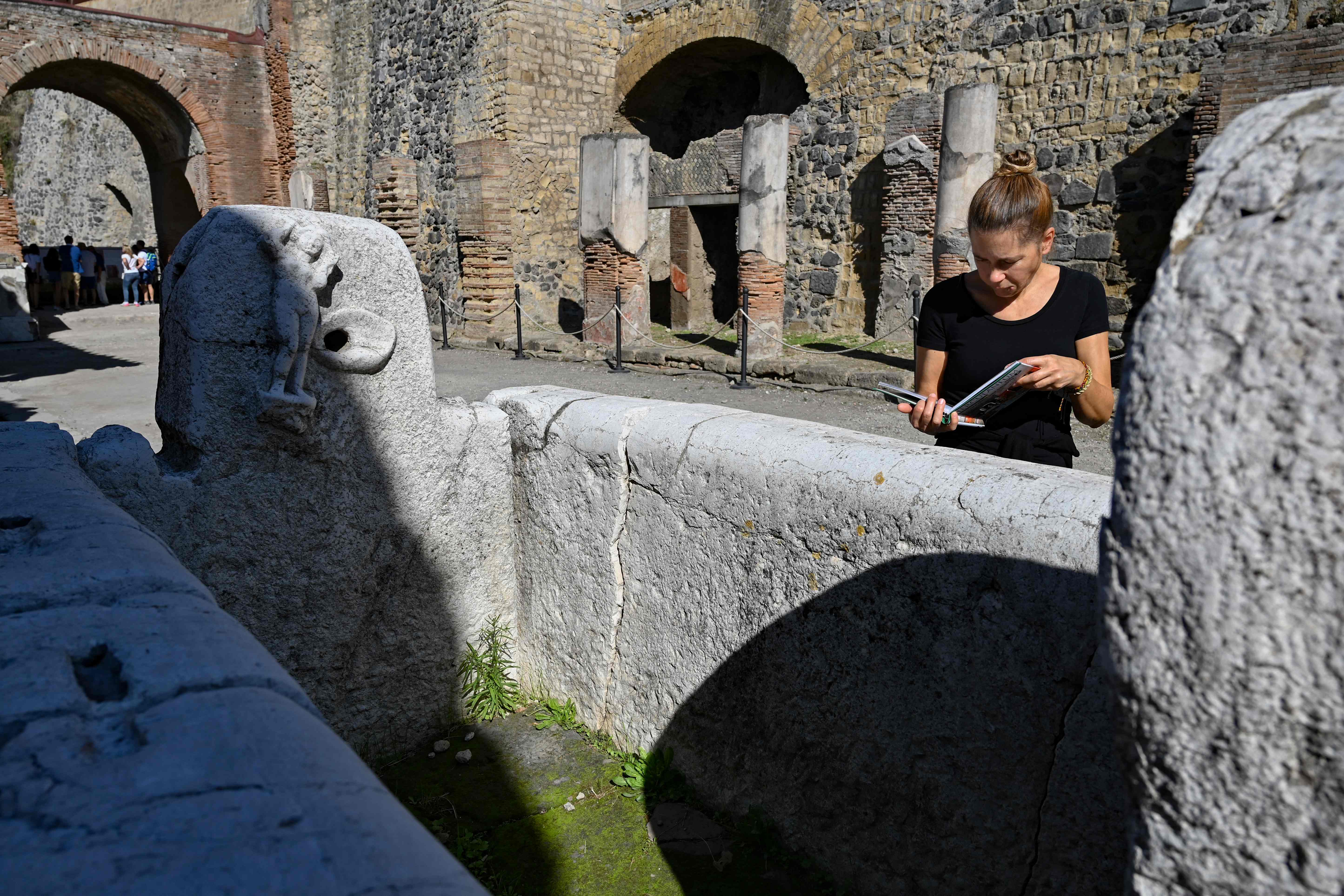 Seorang pengunjung berada di situs arkeologi Herculaneum