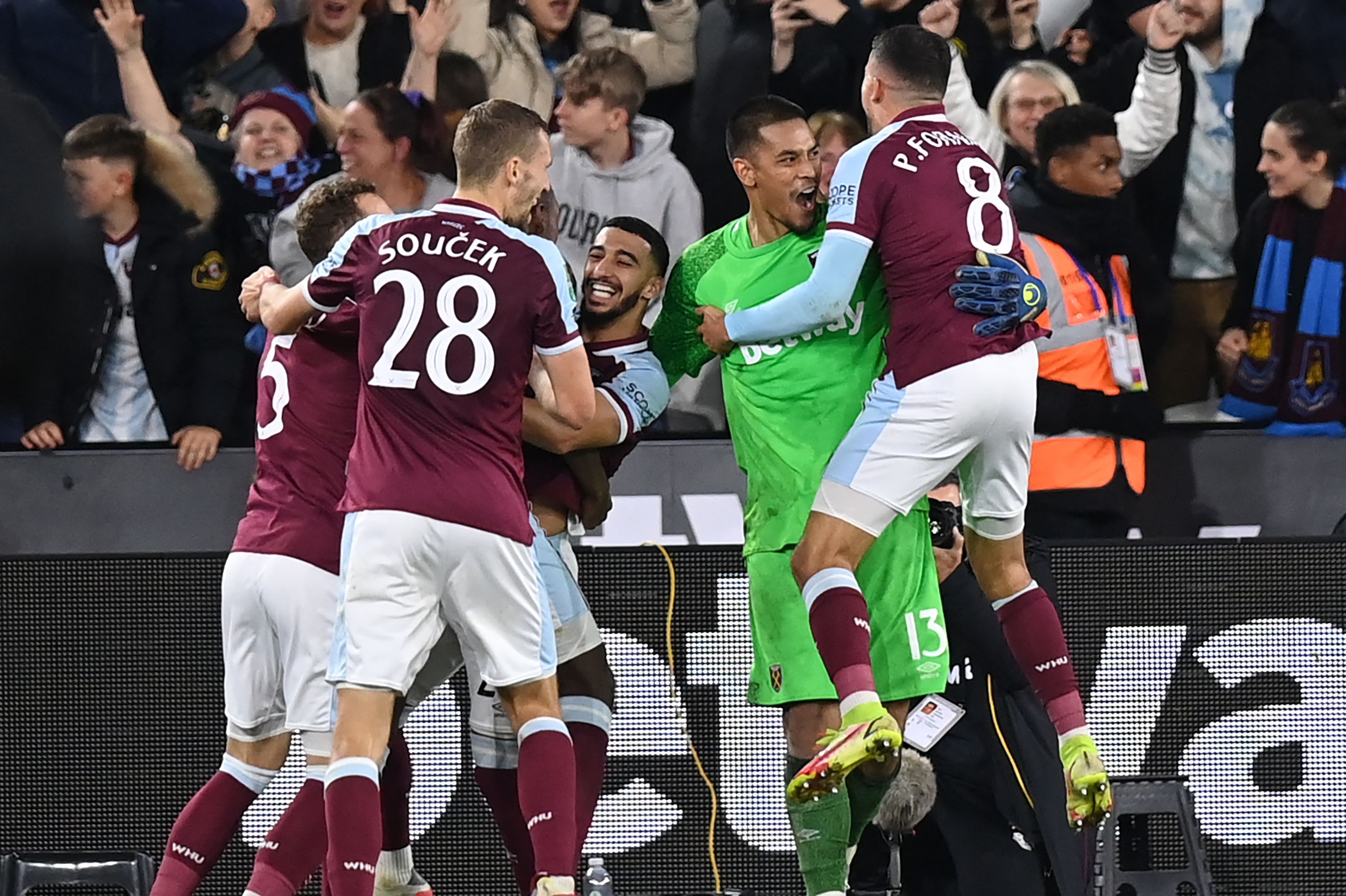Para pemain West Ham United melakukan selebrasi usai menang adu penalti atas Manchester City di laga Piala Liga.