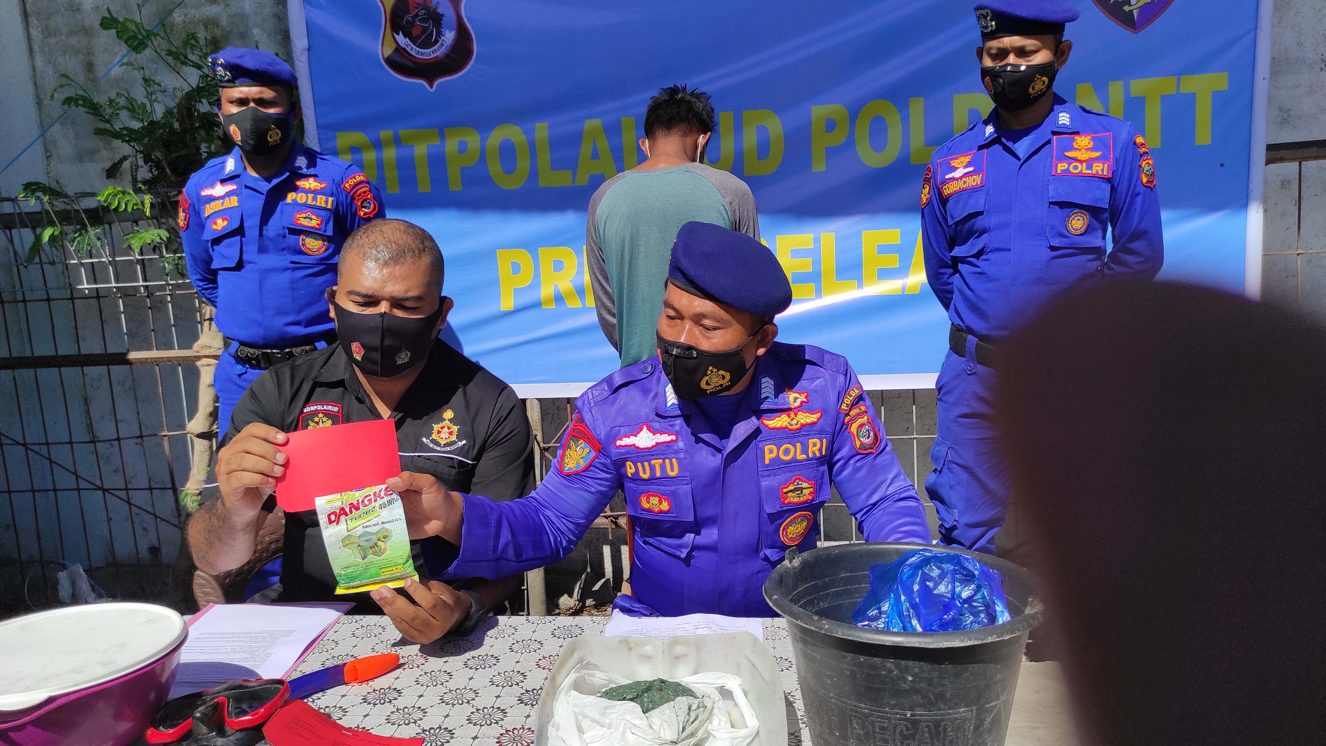 Polairud Polda NTT amankan satu Nelayan di Kabupaten Sikka karena menggunakan bahan kimia untuk menangkap ikan.