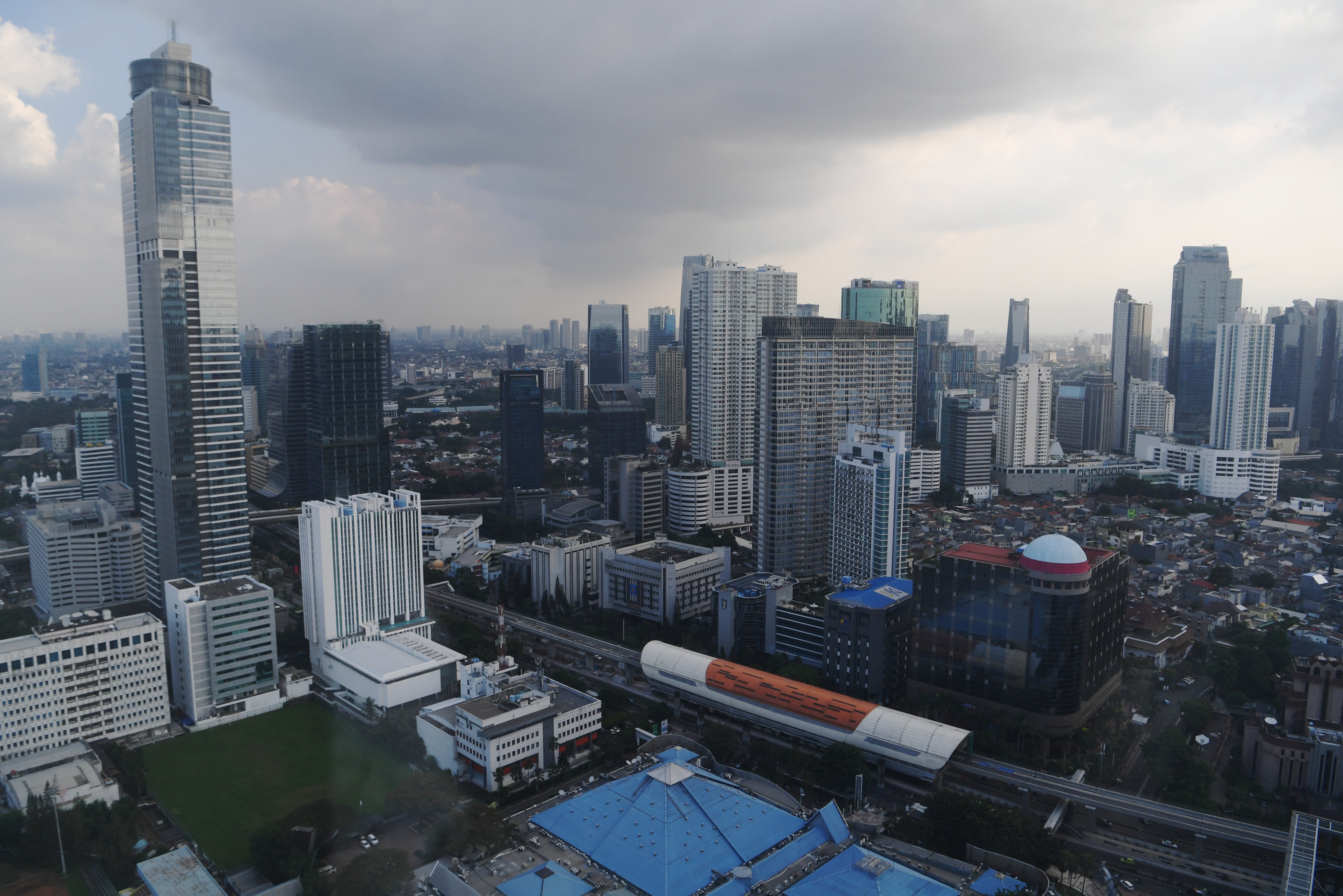Suasana gedung bertingkat perkantoran di Jakarta.