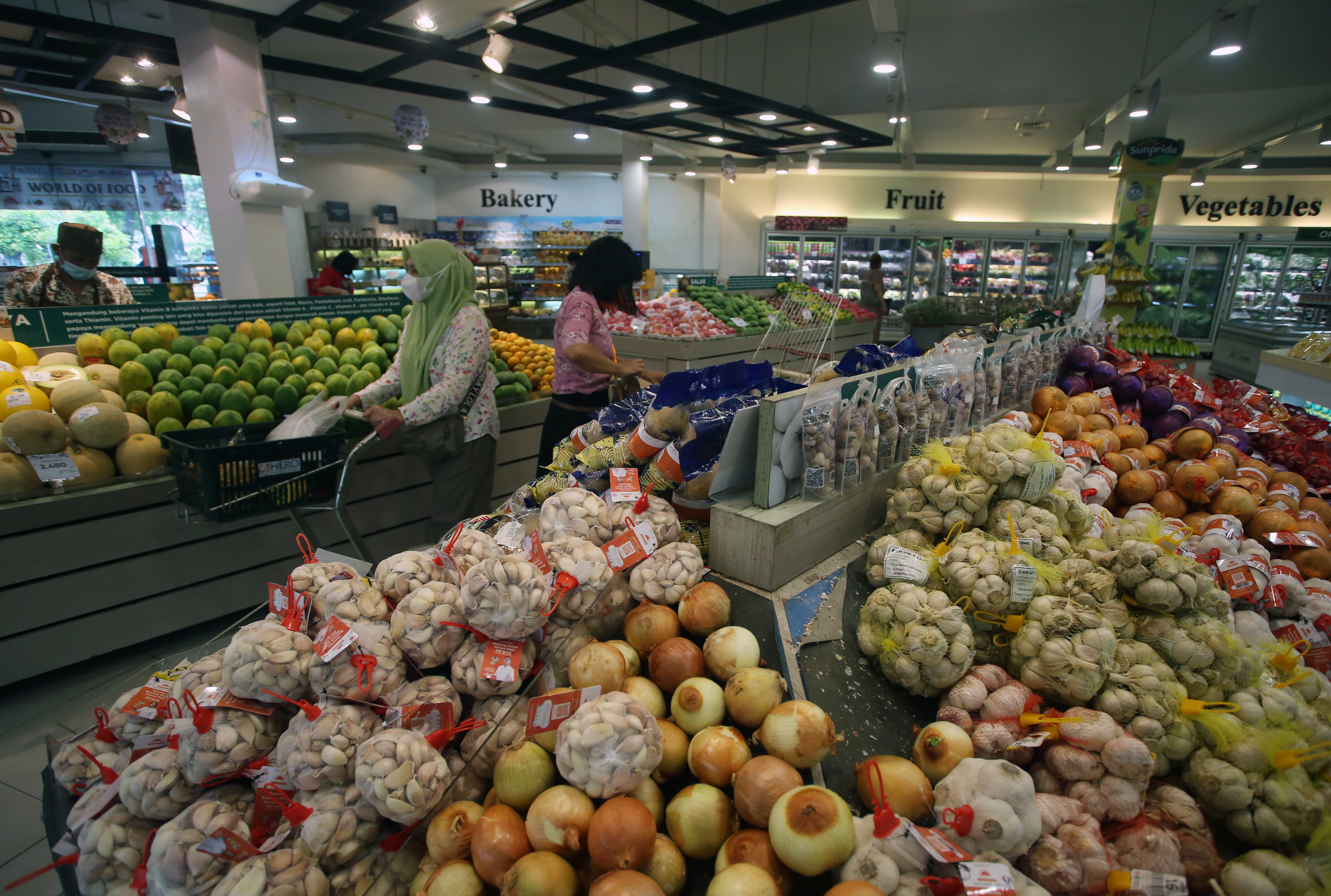 Pengunjung berbelanja kebutuhan pokok di supermarket wilayah Tangerang Selatan, Banten.