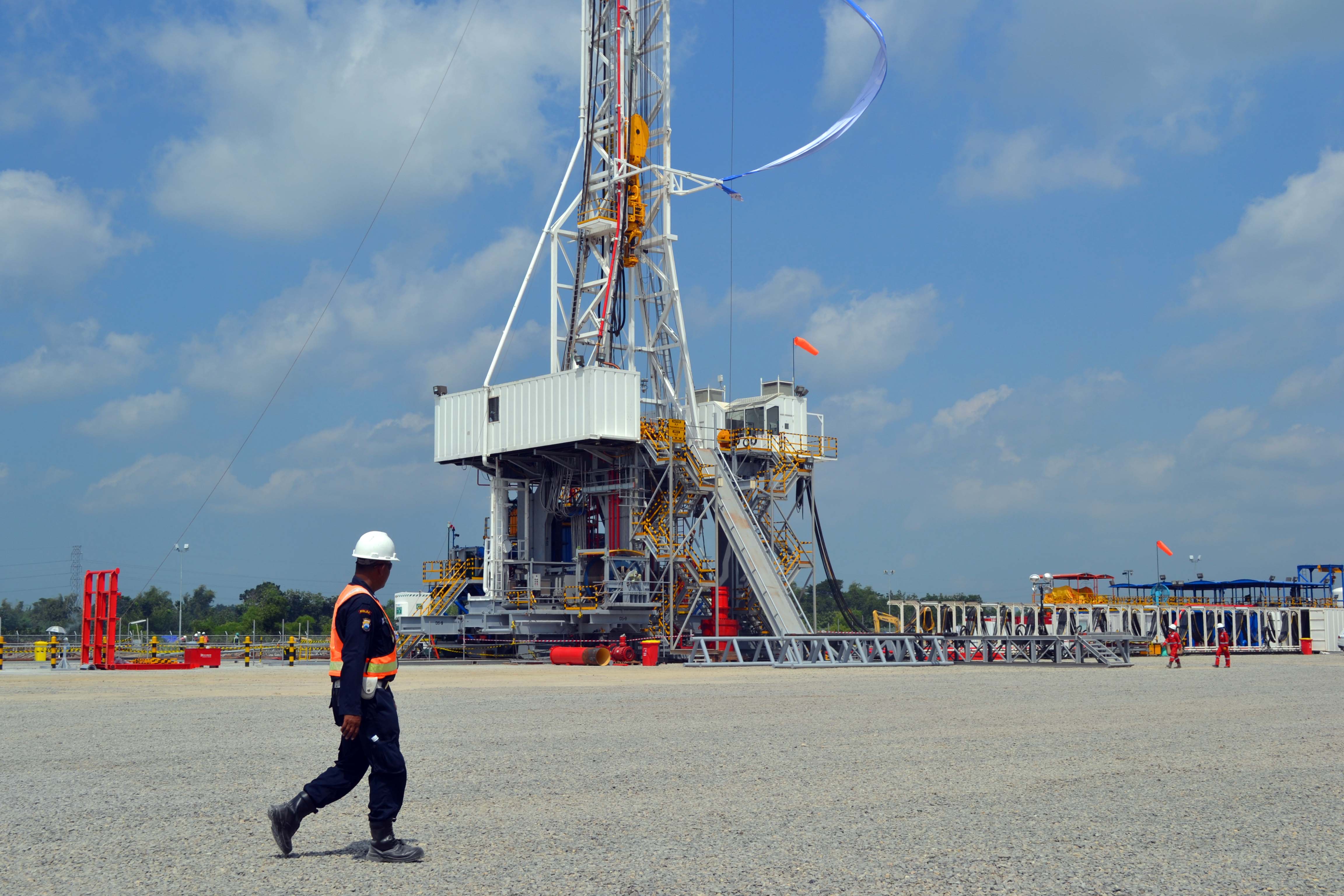 Petugas melintasi rig berjalan (skidding rig) di lapangan Banyu Urip yang merupakan bagian Blok Cepu.