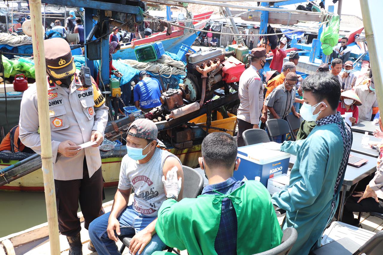 Polres Kendal menggelar vaksinasi dan bhakti sosial (Baksos) terapung di Desa Gempolsewu, Kecamatan Rowosari Kabupaten Kendal.