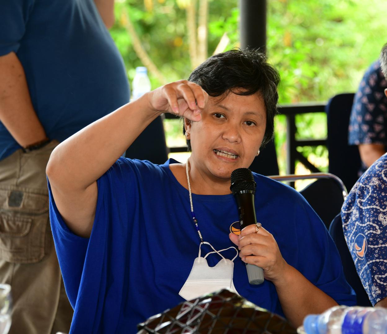 Wakil Ketua MPR RI, Lestari Moerdijat saat berbincang dengan para petani milenial, di Marobo Hill, Luwu Utara, Sulawesi Selatan, Selasa (26/