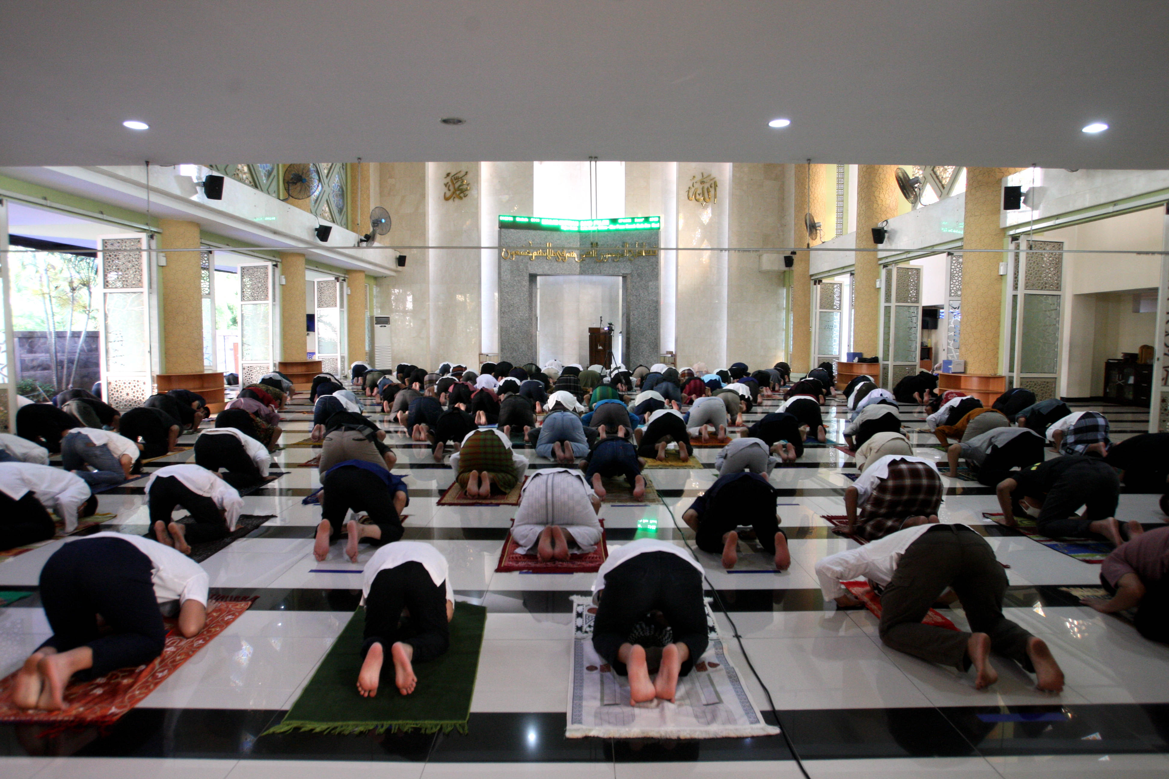 Umat muslim menyelenggarakan sholat Idul Adha dengan jaga jarak dan menerapkan protokol kesehatan