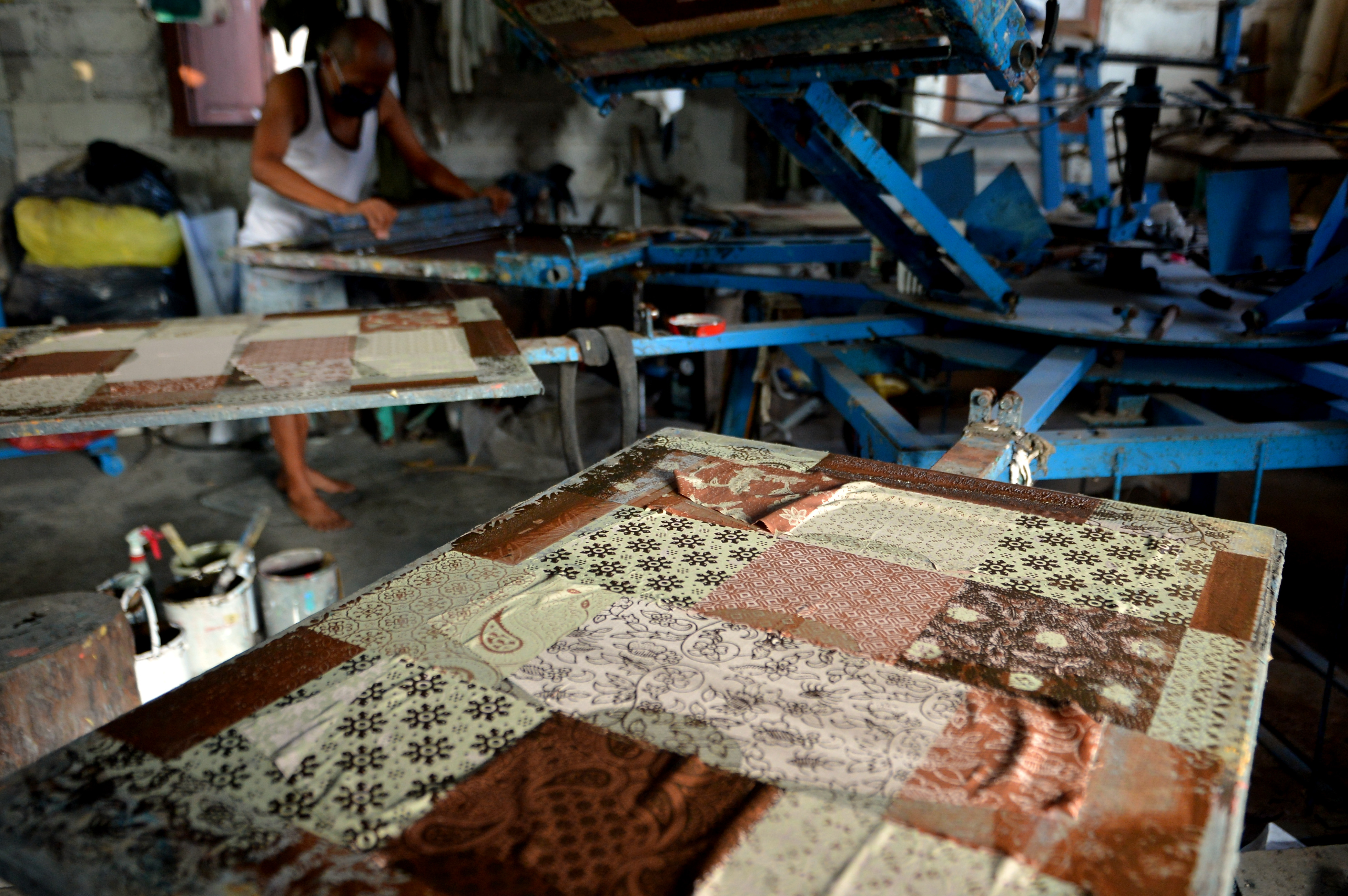  Pekerja menyelesaikan pembuatan pakaian batik bernuansa kasual di Denpasar, Bali