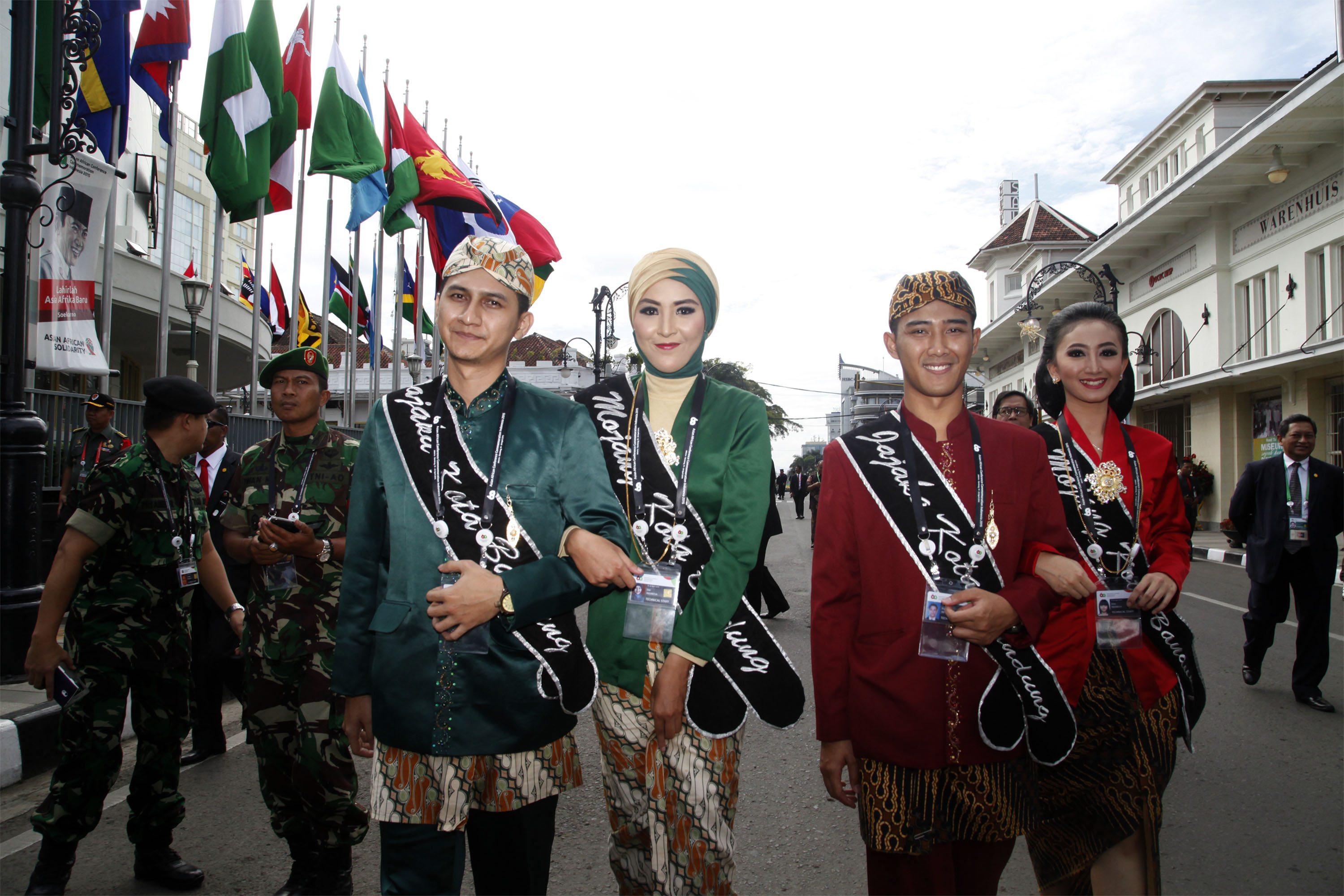 Dua pasangan mojang dan jajaka Jawa Barat saat bertugas dalam acara kenegaraan