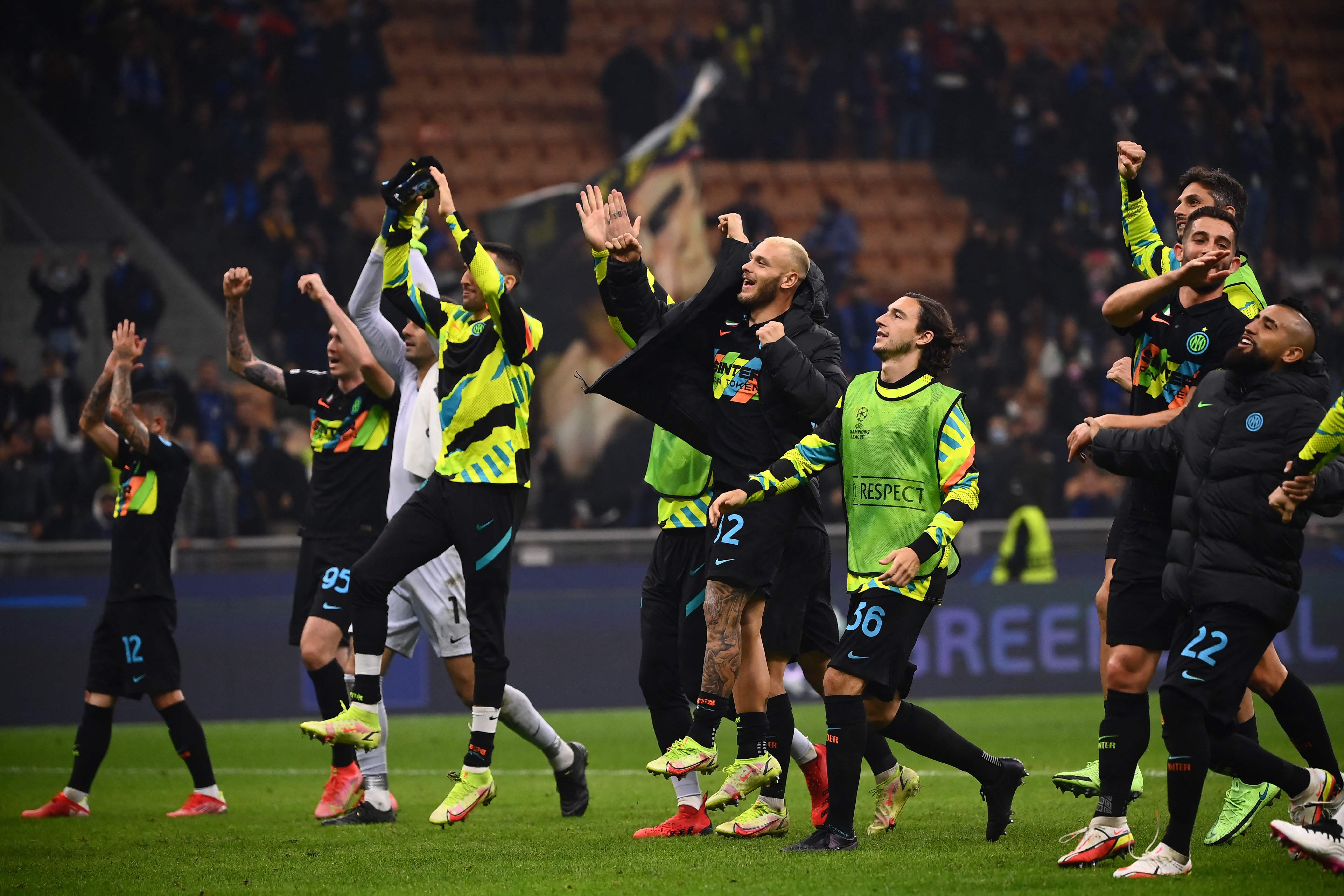 Para pemain Inter Milan menyapa pendukung mereka usai meraih kemenangan atas Sheriff Tiraspol di laga Liga Champions.