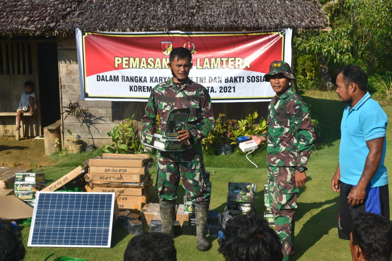Personel Korem 132/Tadulako menjelaskan mengenai Lamtera kepada warga Dusun Manggalapi dan Tagara, Desa Salubanga, Kabupaten Parigi Moutong.