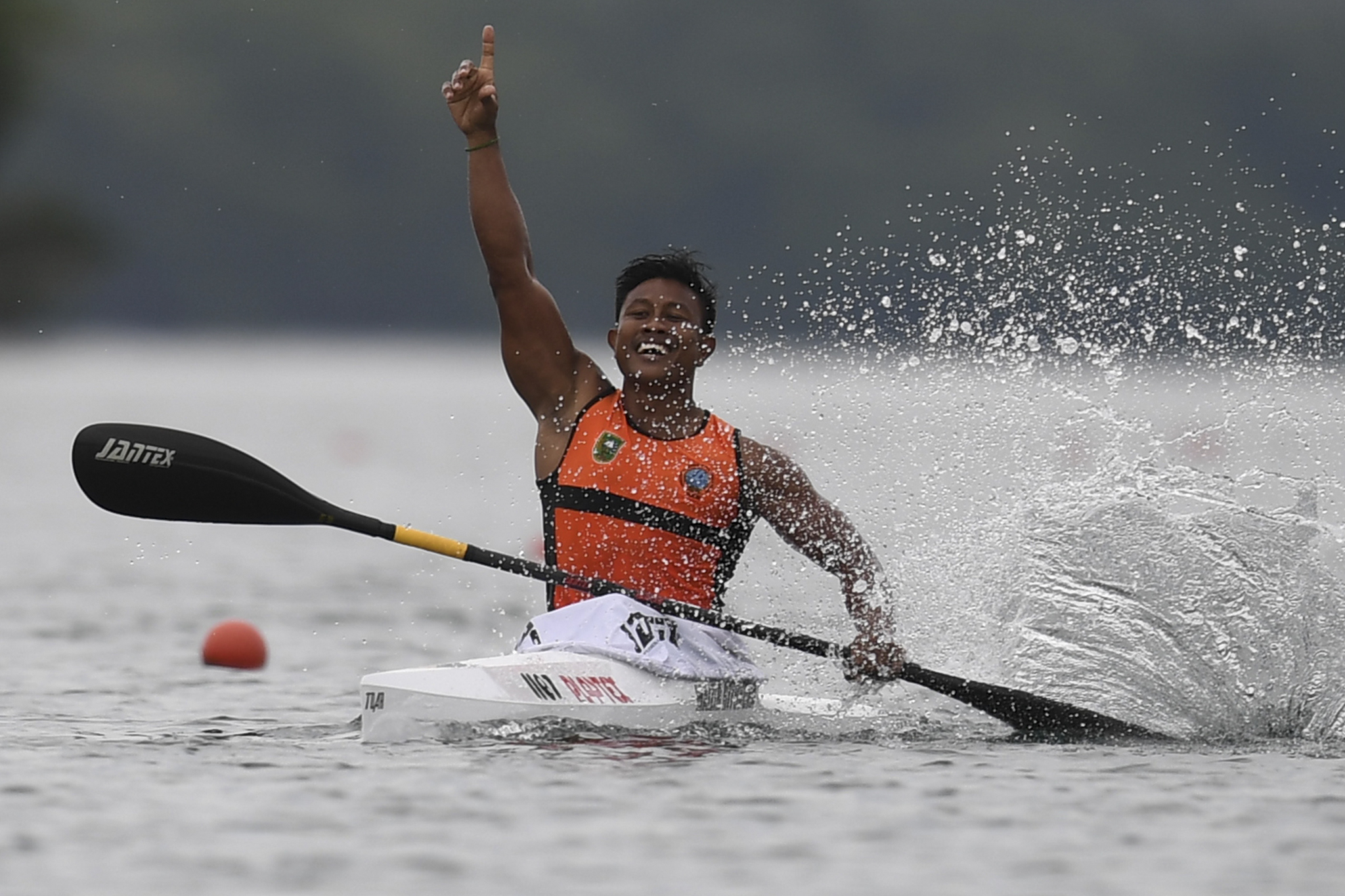 Pedayung Riau Maizir Riyondra meluapkan kegembiraannya usai memenangi final canoeing MK1 200 PON Papua di Teluk Youtefa, Papua, Jumat (1/10