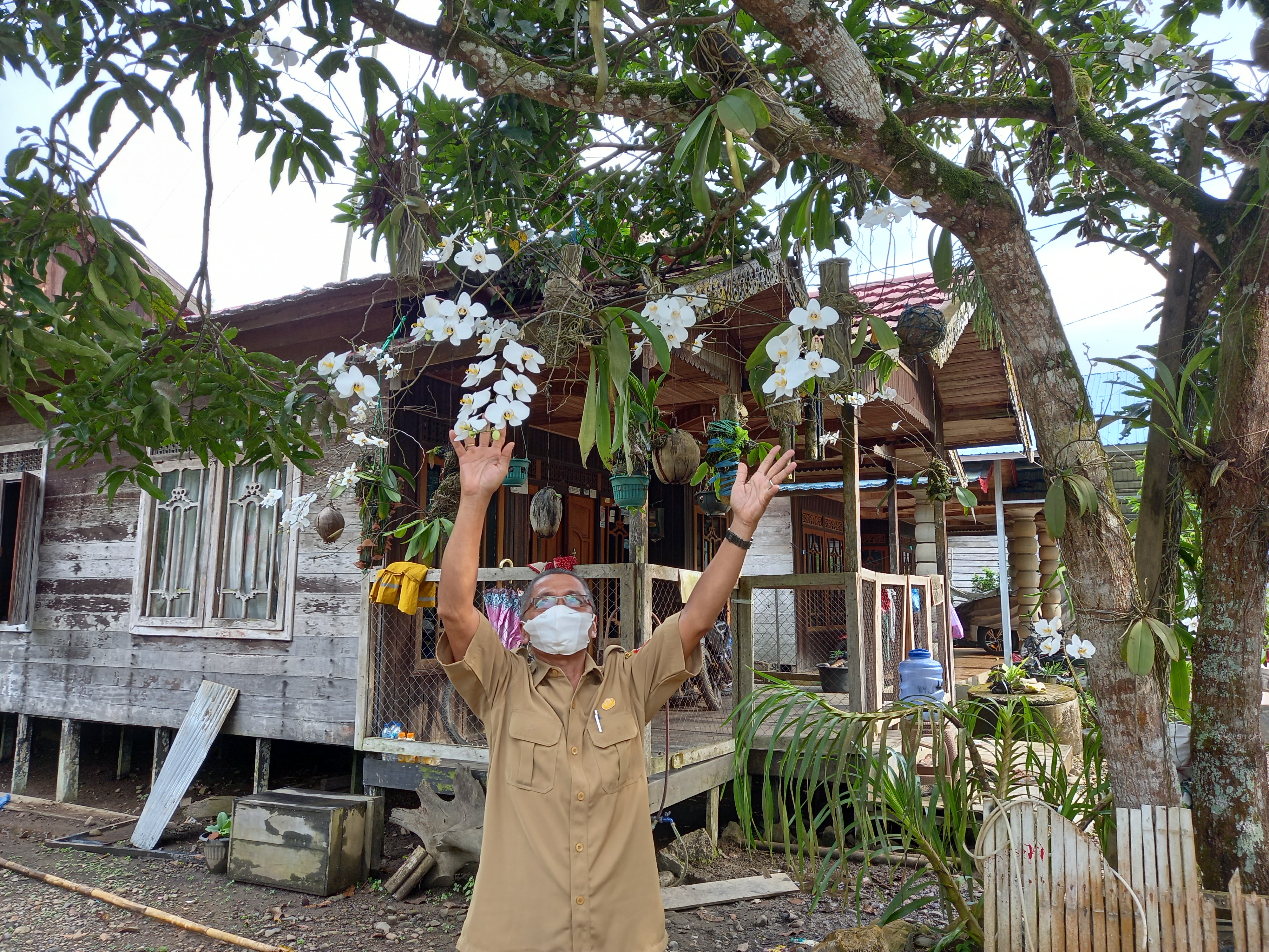 Warga Desa Liyu, yang berada di kaki Gunung Meratus, memperlihatkan bunga anggrek yang ada di desa itu.