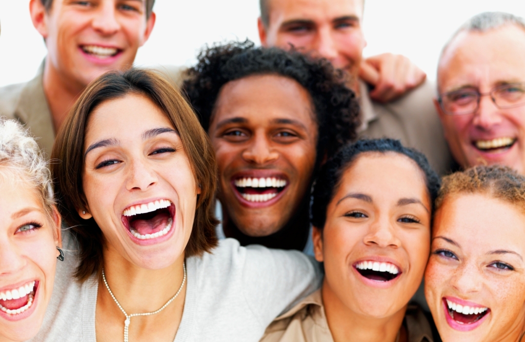 Ilustrasi suasana bahagia dengan berkumpul bersama.