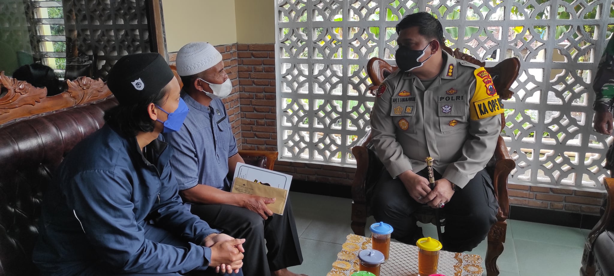 Kapolresta Kombes Ade Ssfri Simanjuntak menyerahkan SP2HP kasus kekerasan yang menewaskan Gilang Endi Saputro dalam kegiatan Diklatsar UNS. 