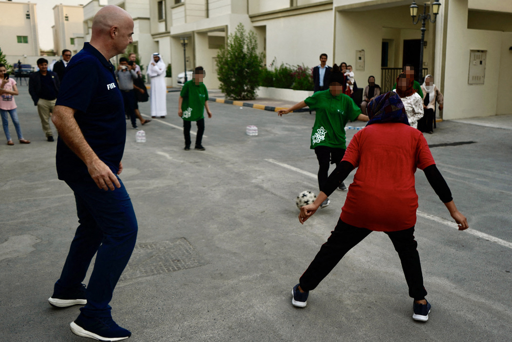 Presiden FIFA Gianni Infantino bermain bola dengan pesepak bola putri Afghanistan di tempat penampungan mereka di Doha, Qatar.