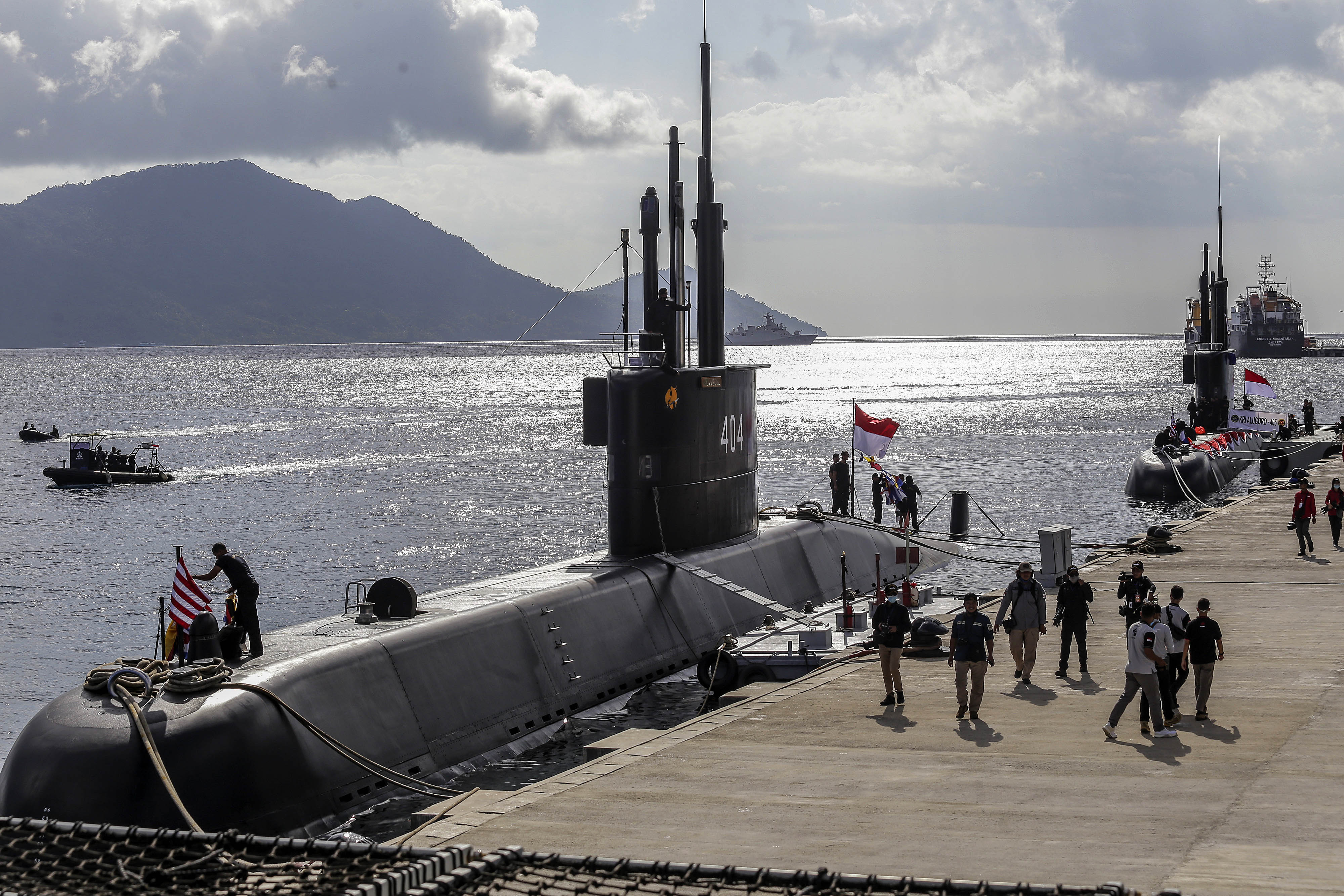 Dua kapal selam KRI Ardadedali-404 dan KRI Alugoro-405 di Dermaga Faslabuh Selat Lampa Pangkalan TNI AL Ranai, Natuna, Kepulauan Riau.