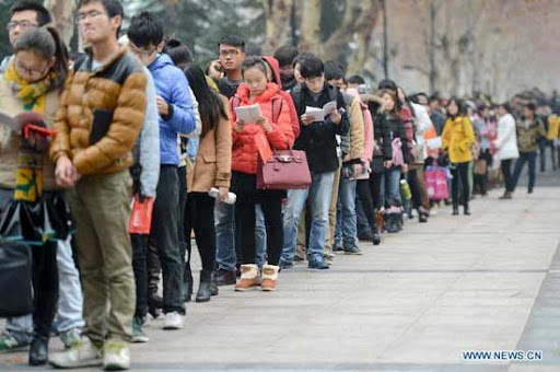 Ilustrasi: Antrean pendaftaran CPNS di Tiongkok