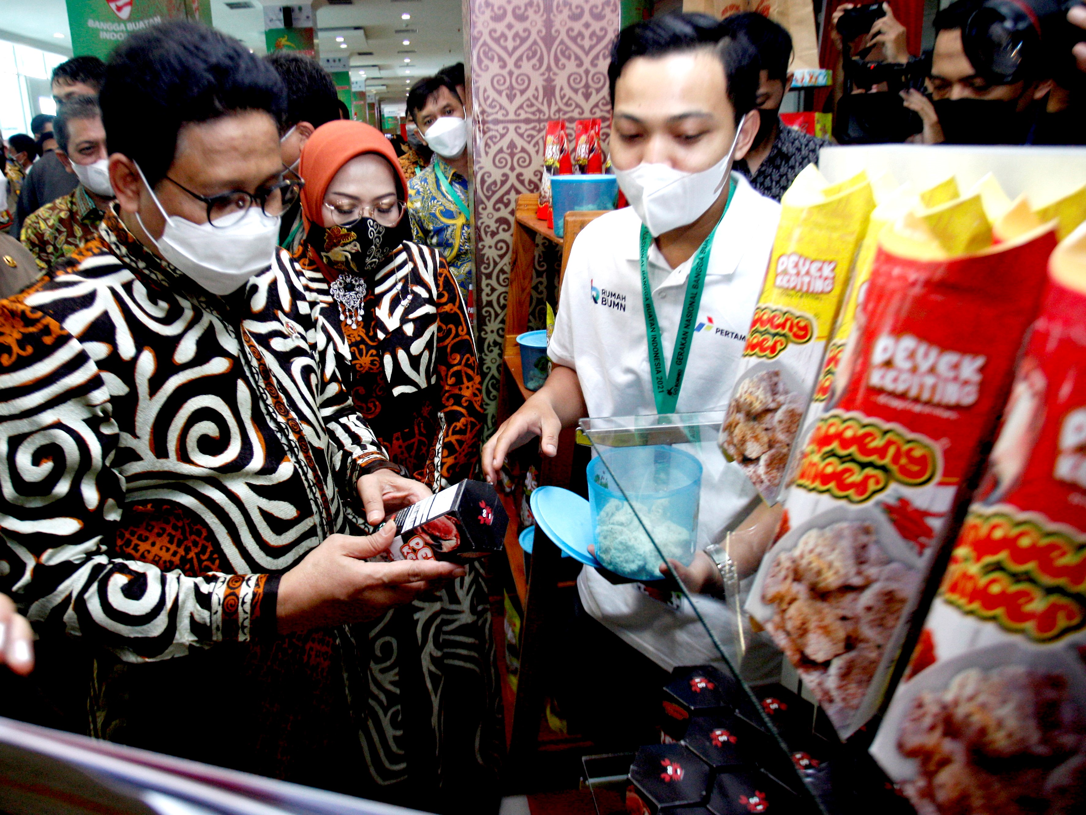 Mendes PDTT Abdul Halim Iskandar dan Menaker Ida Fauziyah meninjau stand pameran UMKM saat peluncuran Gernas BBI di Samarinda, Kaltim.