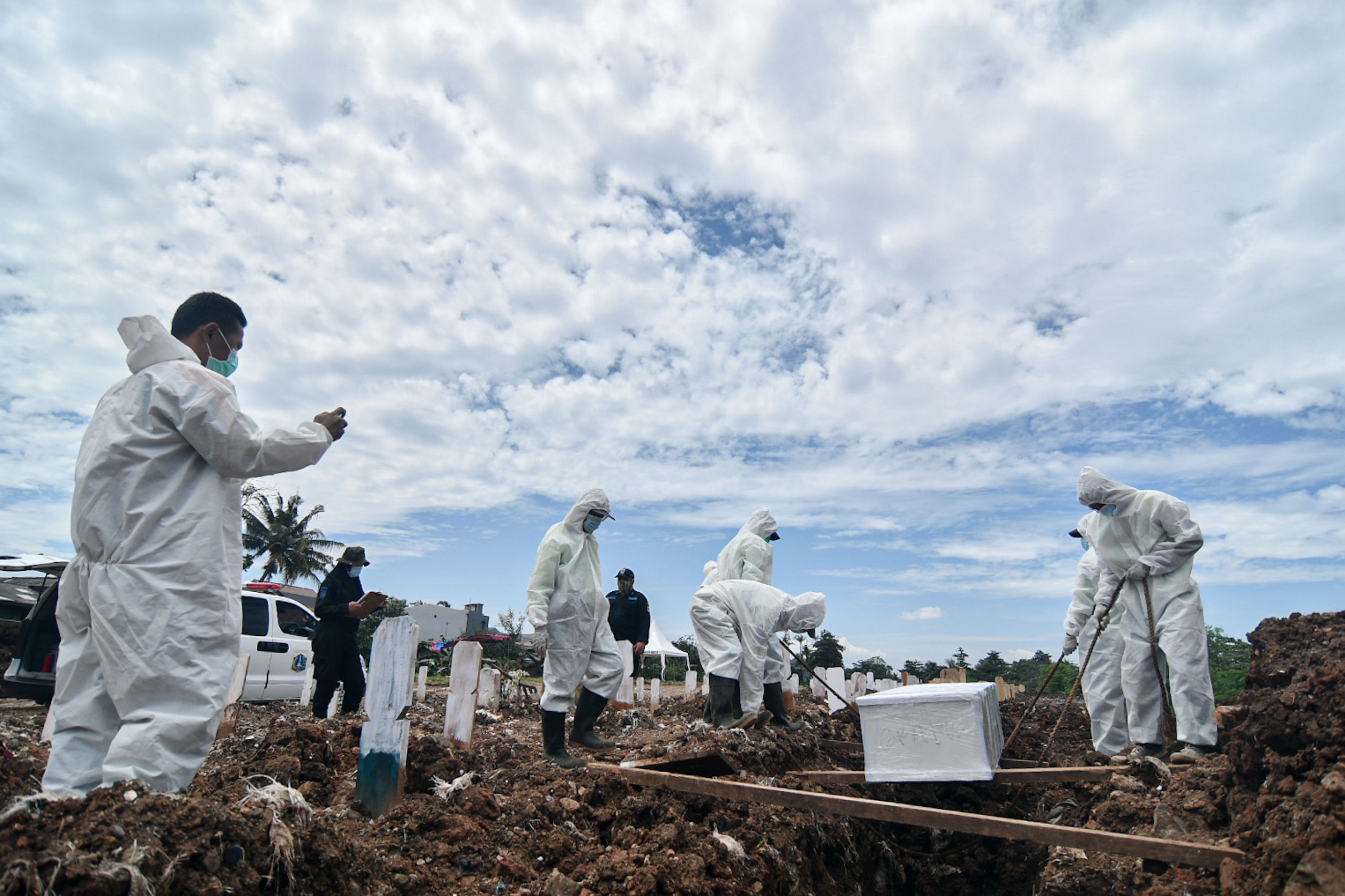 Prosesi pemakaman korban Covid-19 di TPU Srengseng Sawah, Jakarta Selatan, Senin (1/3/2021).