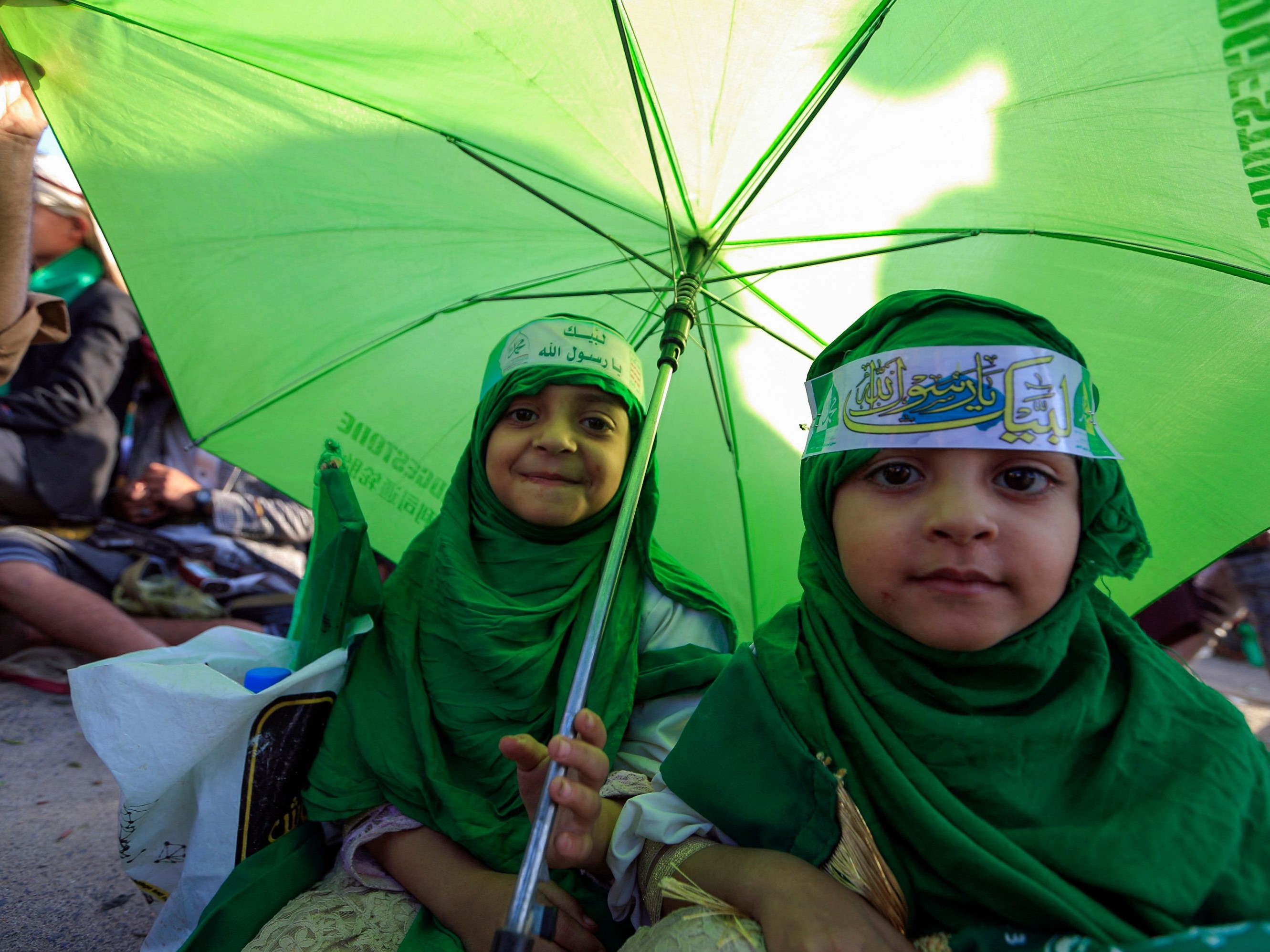 Gadis-gadis Yaman ambil bagian dalam upacara menjelang perayaan kelahiran Nabi Muhammad SAW, di ibu kota Yaman, Sanaa, pada Senin (18/10).