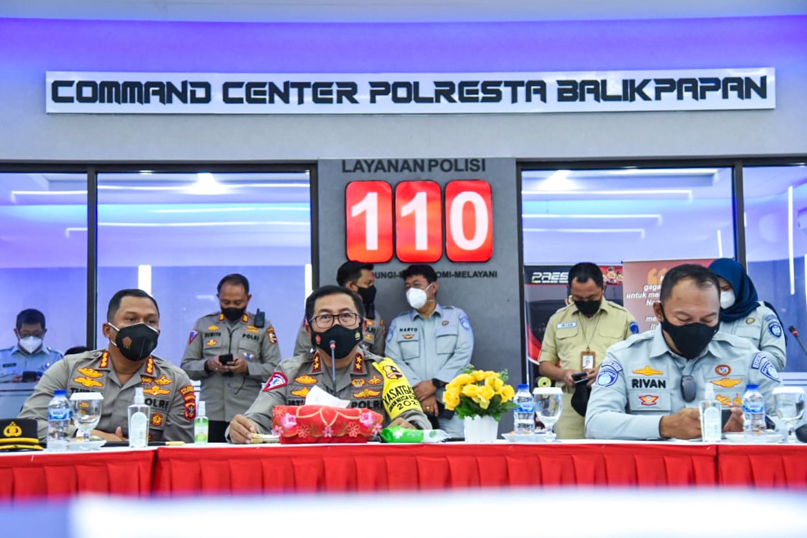 Kepala Korps Lalu Lintas Polri Irjen Istiono mengecek optimalisasi ETLE Polresta Balikpapan, Kamis (7/10)