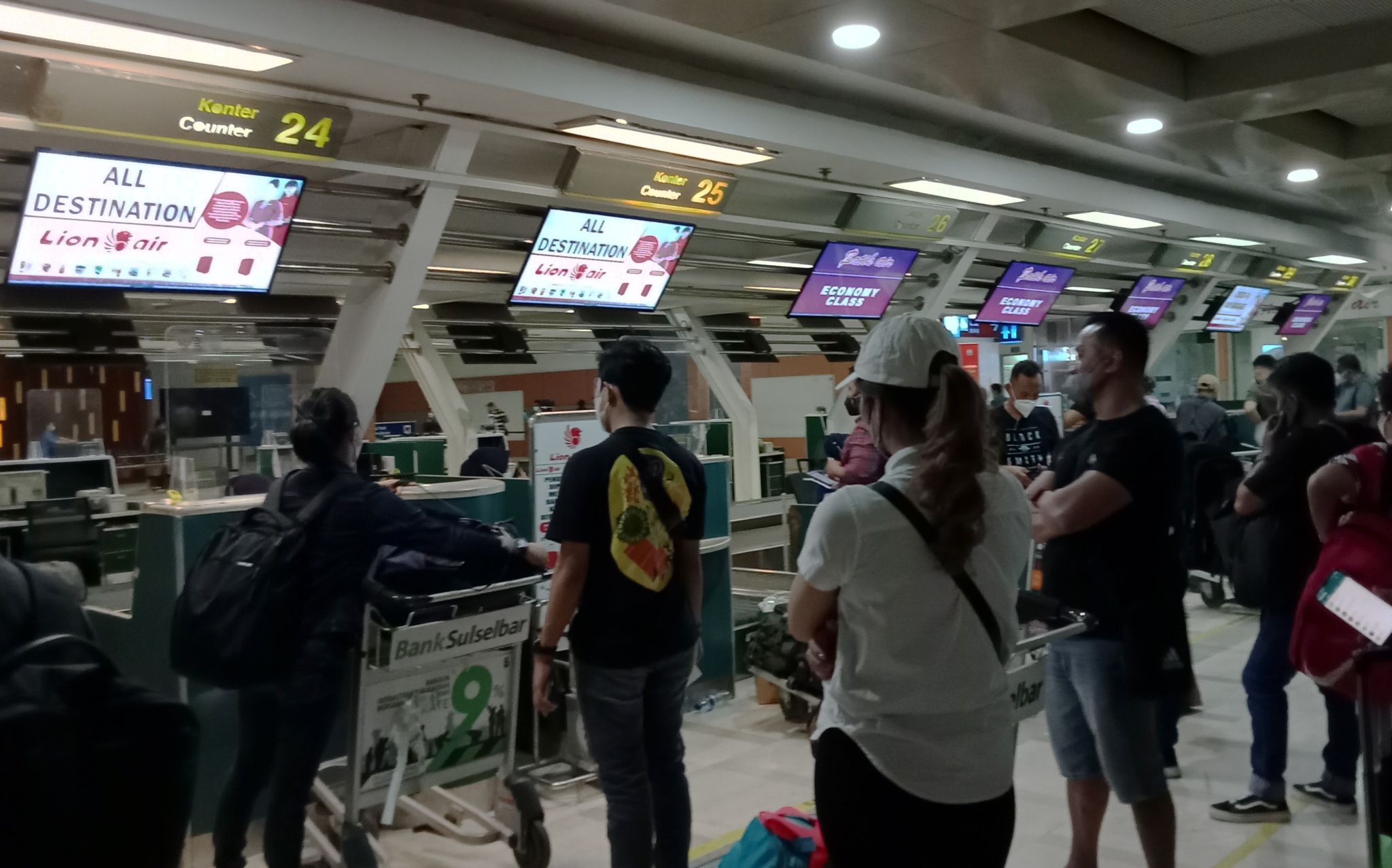 Antrean penumpang yang akan melakukan check-in di Bandara Sultan Hasanuddin, Makassar, Sulsel