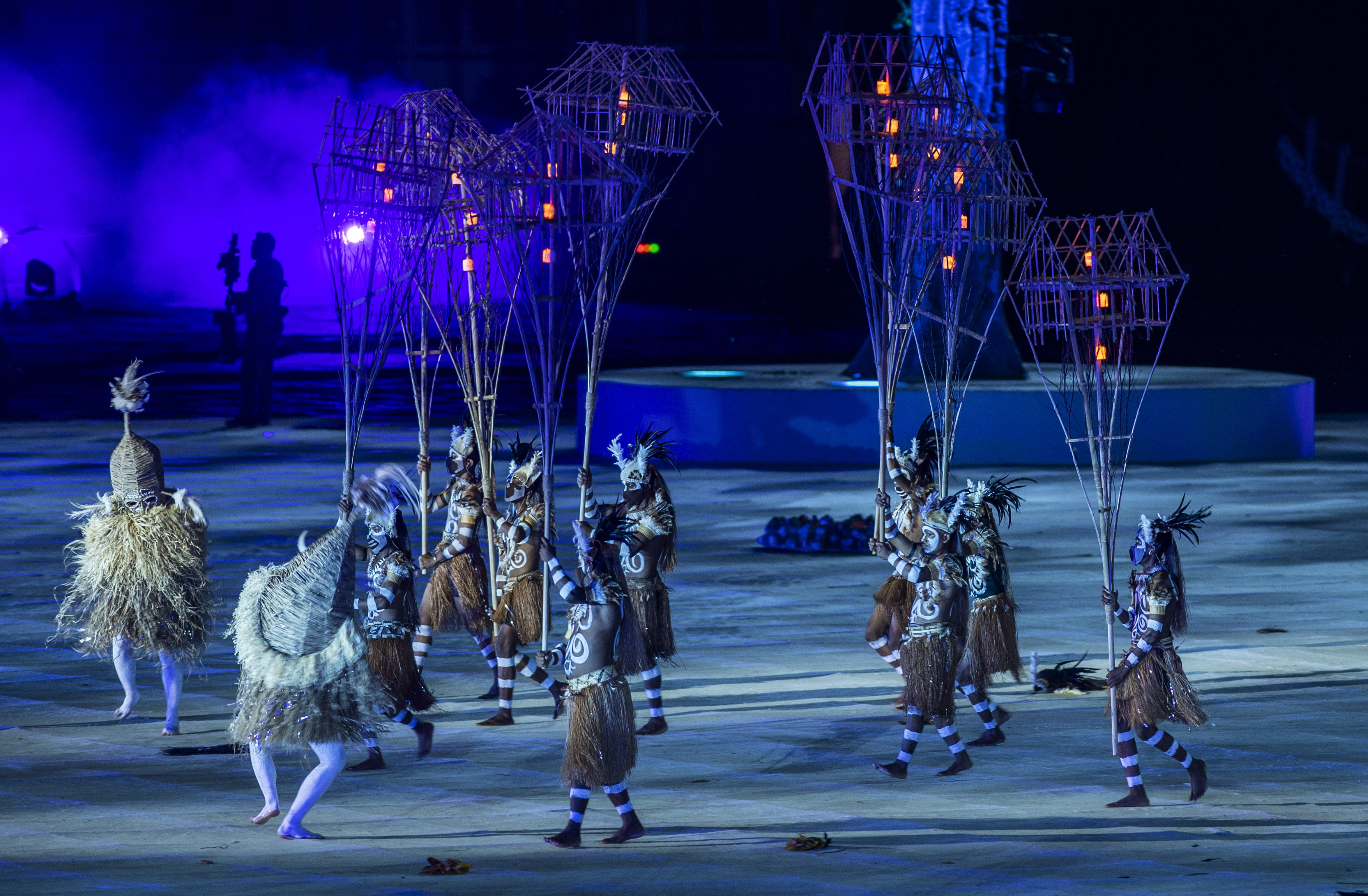 Penari menampilkan tarian daerah Papua saat pembukaan PON XX Papua