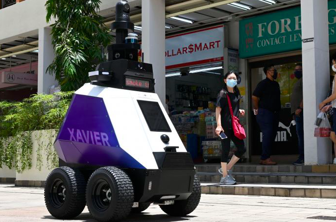 Robot Xavier tengah berpatroli di jalan Singapura.