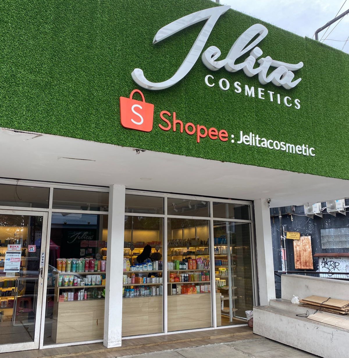 Konsumen Kosmetik Semakin Cerdas, Toko Kosmetik Ikut Edukasi Pasar soal Keamanan Produk 