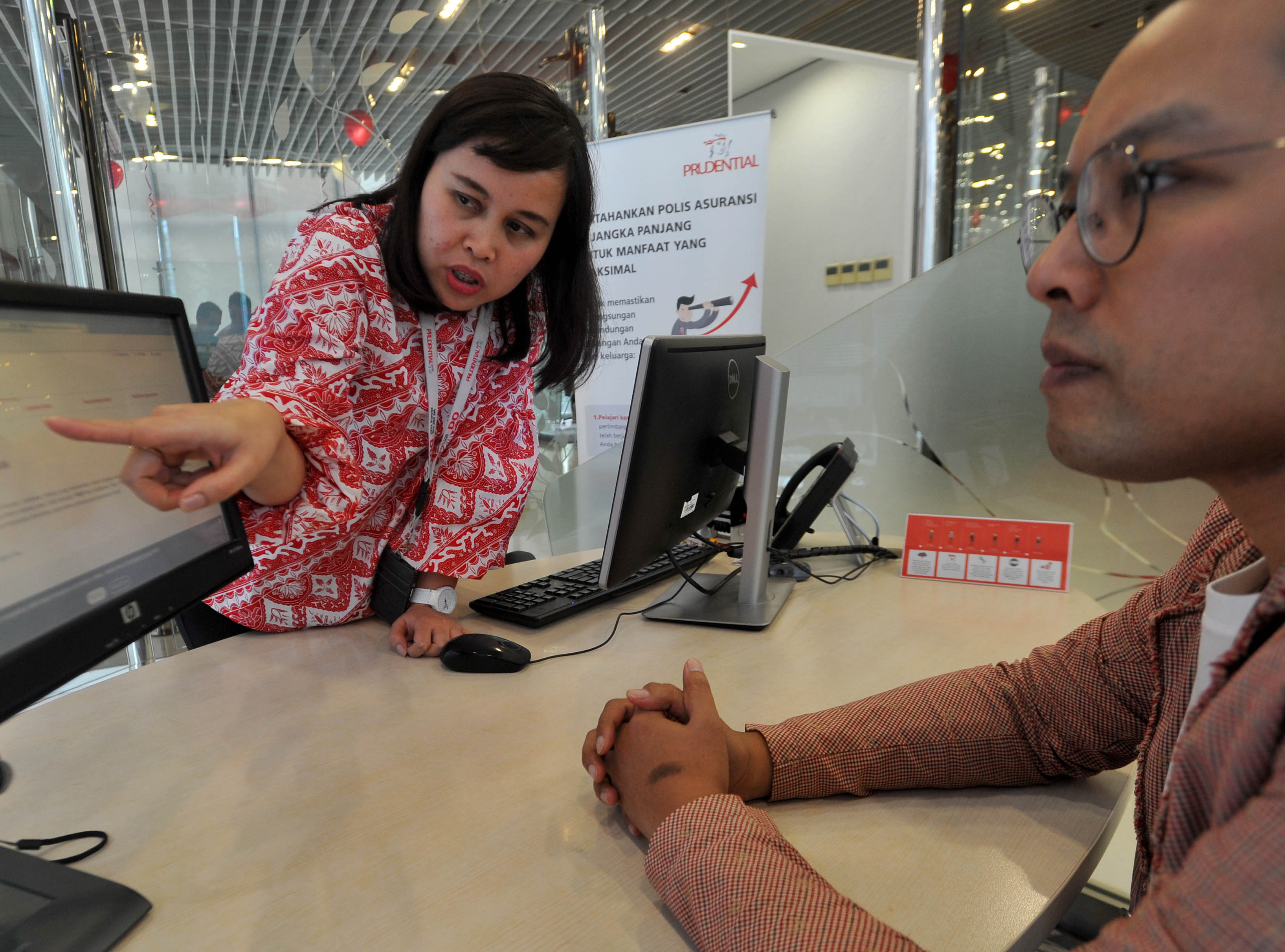 Petugas Customer Care Prudential Indonesia (kiri) memberikan layanan konsultasi kepada nasabah.