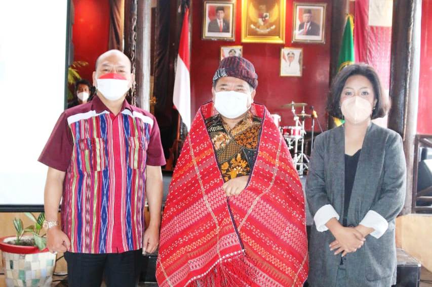 Bupati Taput Nikson Nababan (kiri) dan Ketua Tim Penggerak PKK Ny Satika Nikson Simamora (kanan) mengapit Bupati Garut H Rudy Gunawan. 