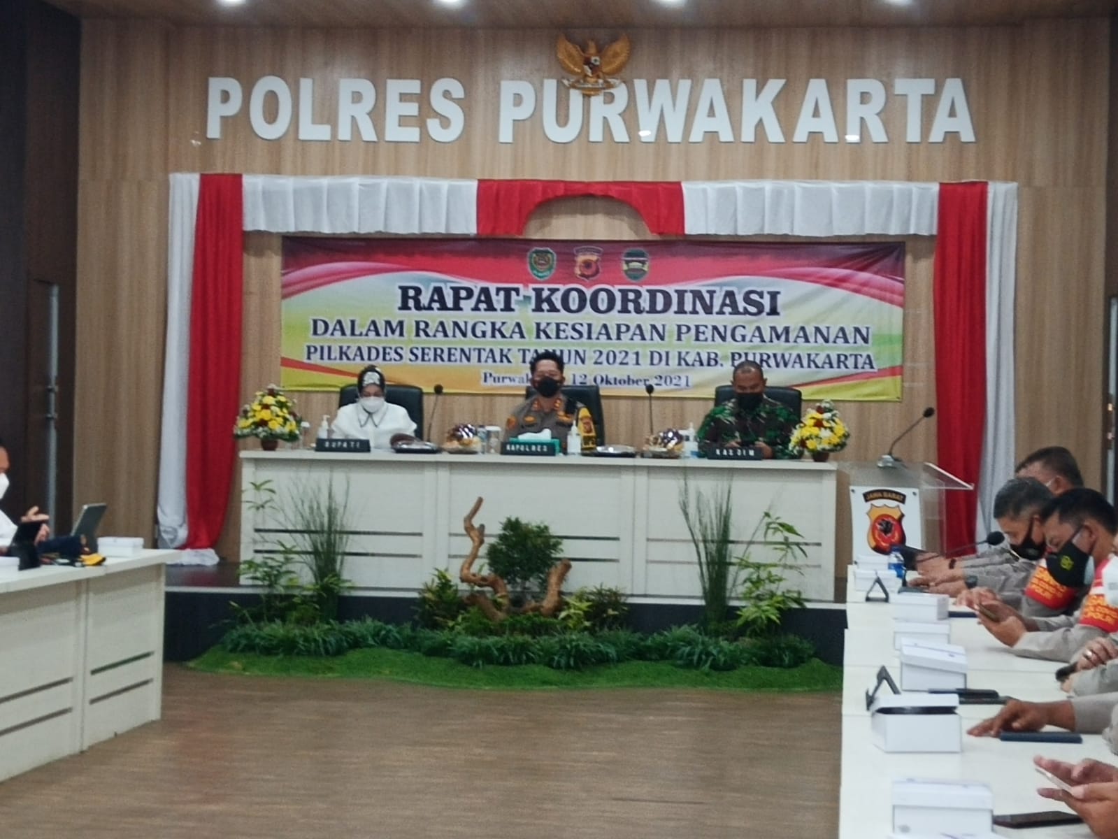 Rapat koordinasi pilkades serentak di Purwakarta, Jawa Barat, Selasa (12/10).