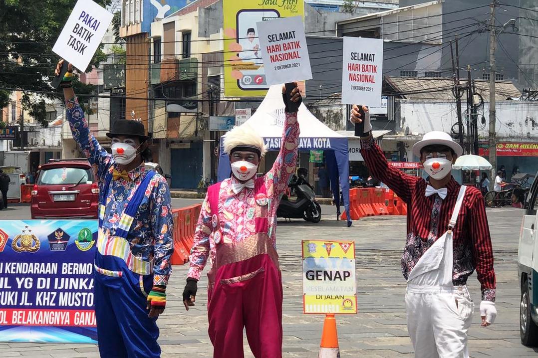 Komunitas Badut Tasik (Batik) menyambut Hari Batik Nasional dengan berkampanye di Pusat Kota Tasikmalaya.