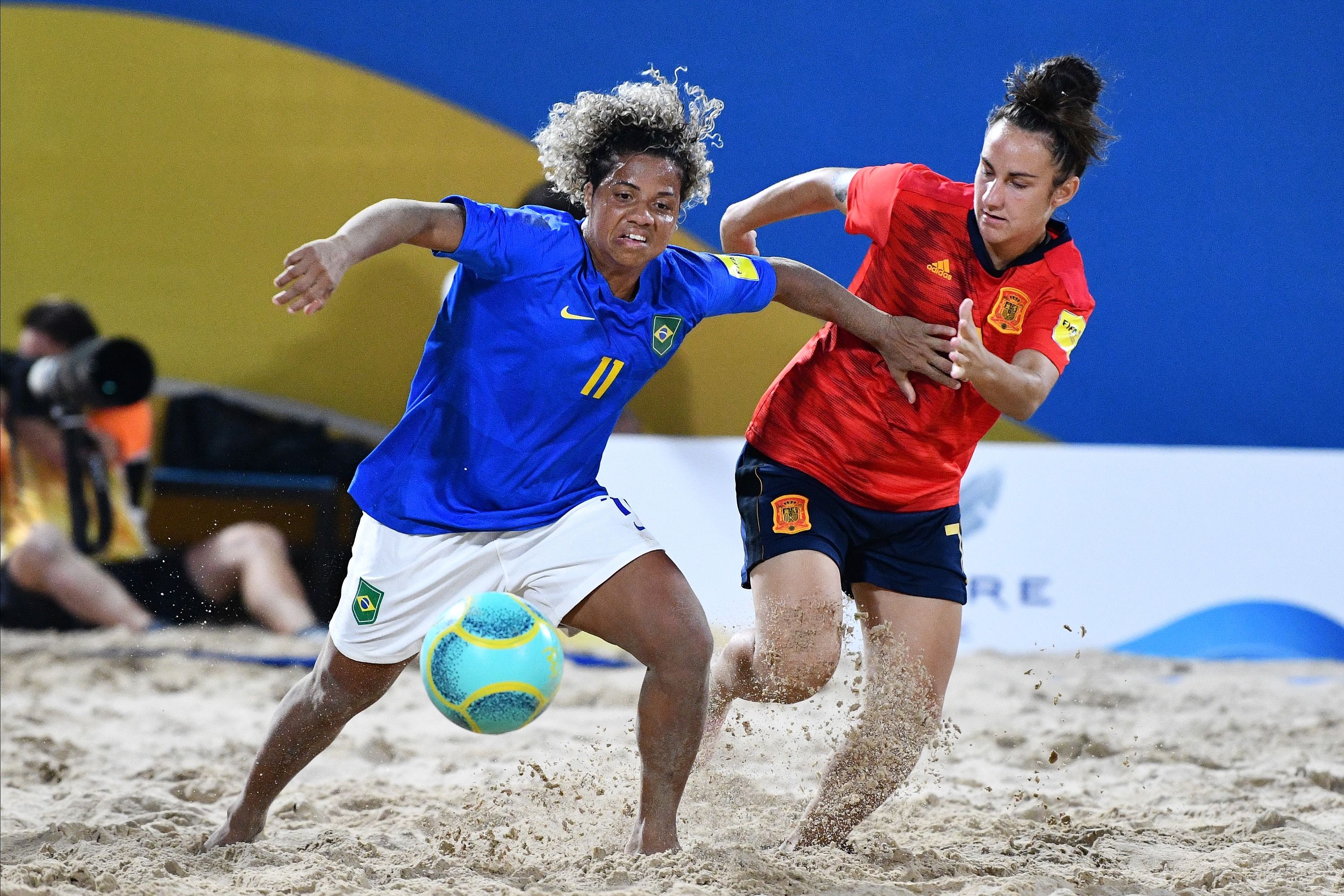 Pertandingan sepak bola pantai antara tim Spanyol dan Brasil di ajang World Beach Games 2019, Katara, Doha, Qatar.. 