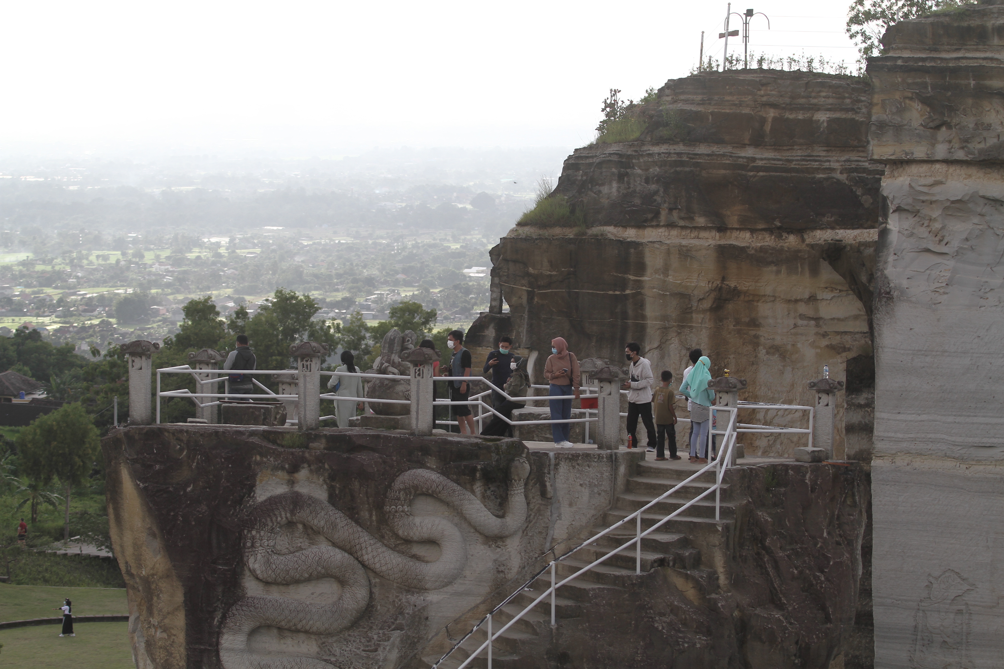 Wisatawan mengunjungi obyek wisata Tebing Breksi di Prambanan, Yogyakarta.