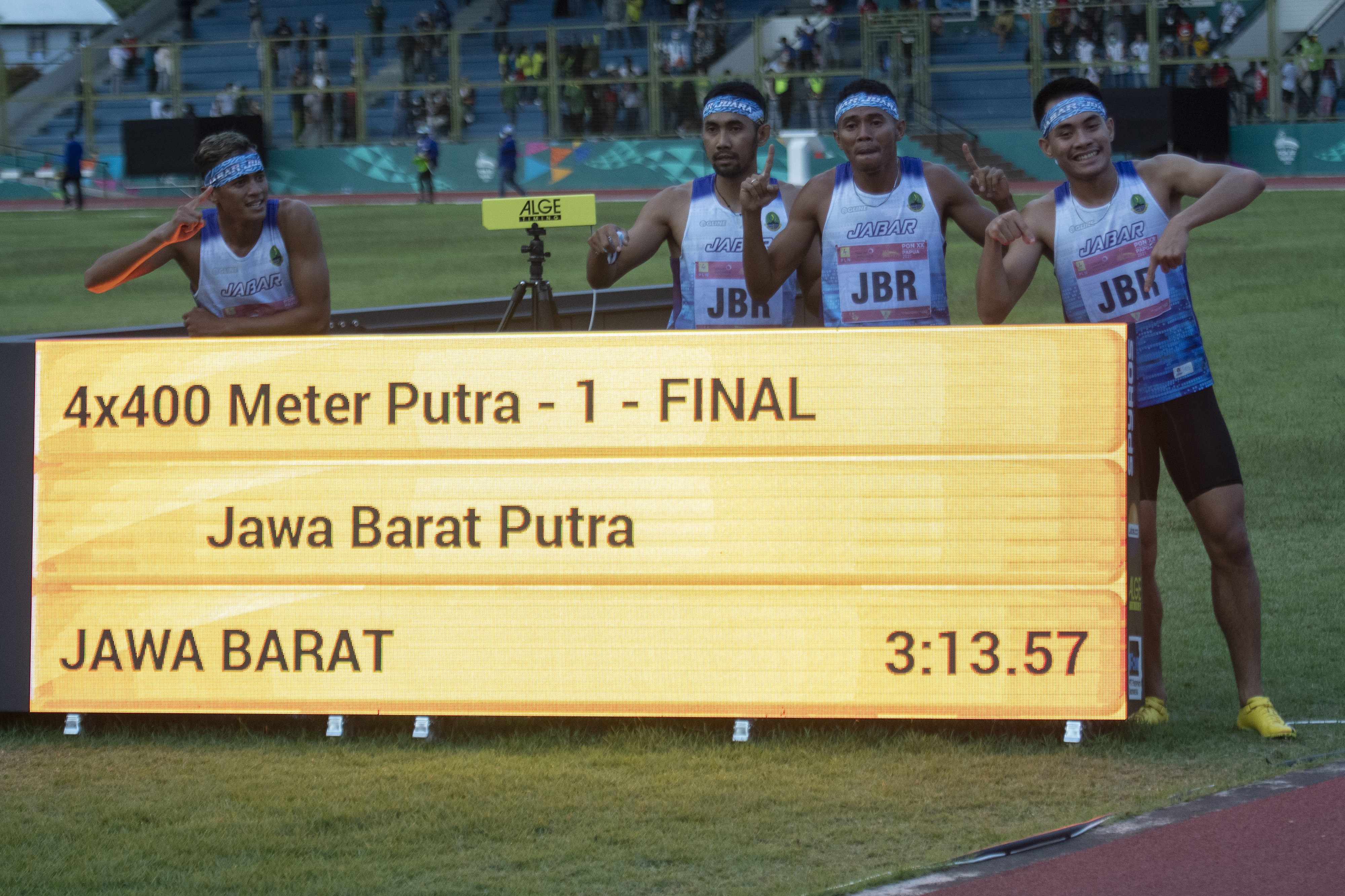 Pelari Jawa Barat M. Ramdhan Fitri (kiri), Umar Wira (kedua kiri), Sumatroleko (kedua kanan), dan Halomoan EB (kanan) berpose usai menang da